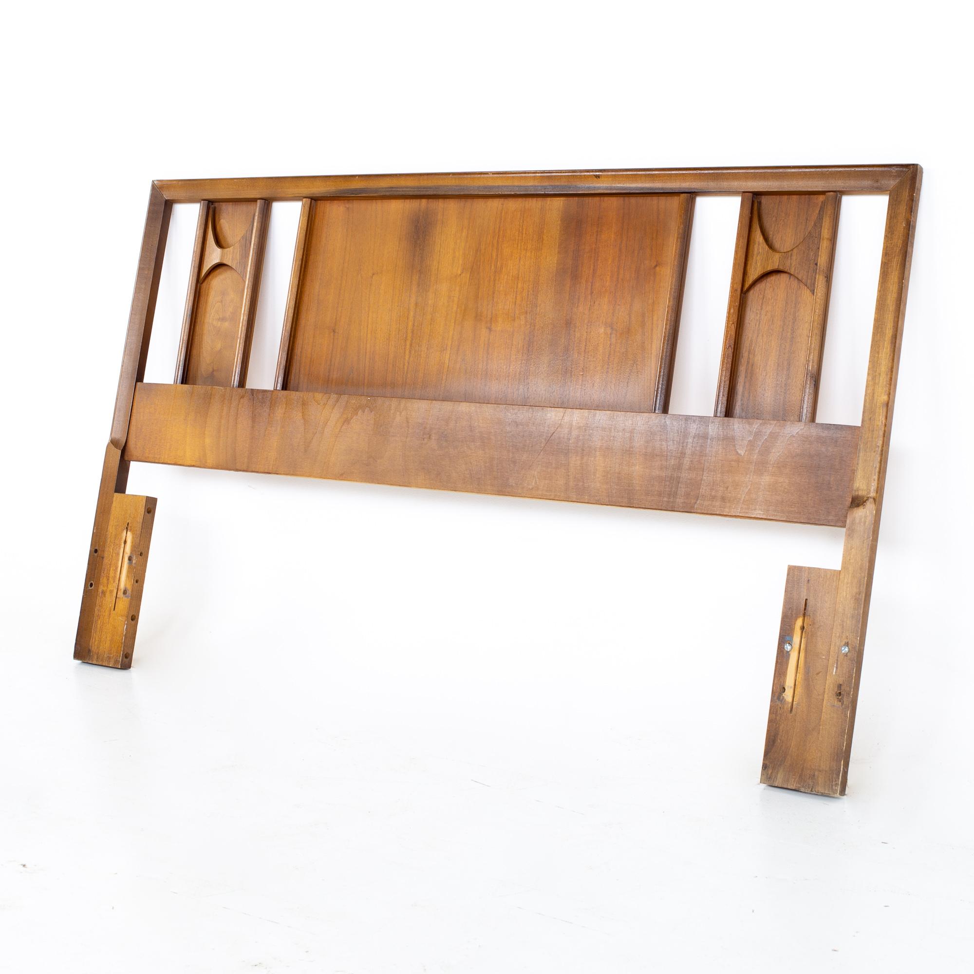 Kent Coffey Perspecta Mid Century Rosewood and Walnut Queen Headboard In Good Condition In Countryside, IL