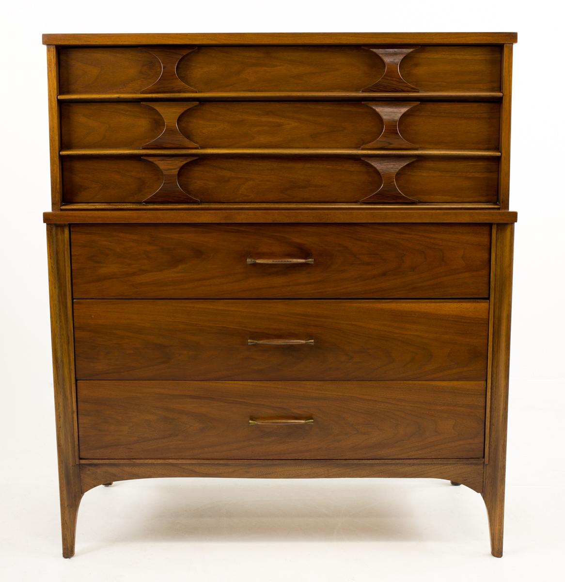 Kent Coffey Perspecta Mitte des Jahrhunderts Nussbaum und Palisander 5 Schubladen Highboy Kommode

Diese Kommode misst 40,25 breit x 19,25 tief x 46 Zoll hoch

Alle Möbelstücke sind in einem so genannten restaurierten Vintage-Zustand zu haben.