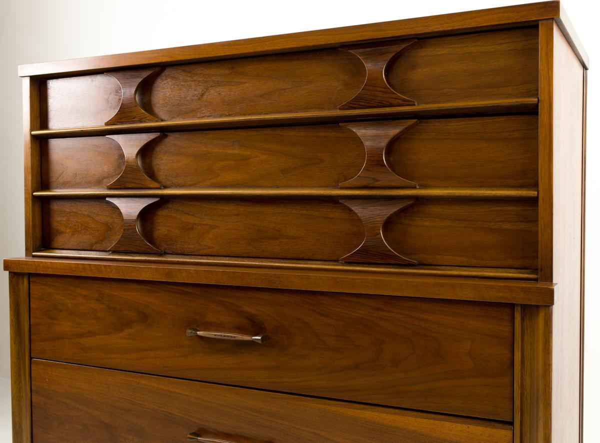 Kent Coffey Perspecta Mid Century Walnut and Rosewood 5 Drawer Highboy Dresser In Good Condition For Sale In Countryside, IL