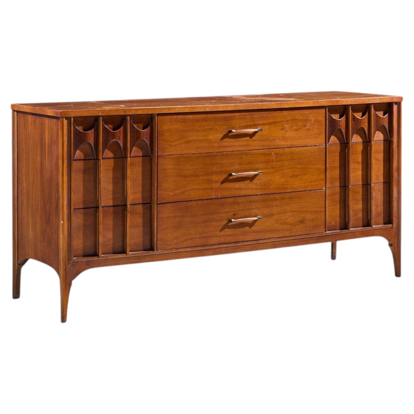 Cómoda de 9 cajones «Perspecta Mid Century» de Kent Coffey, en nogal y palisandro