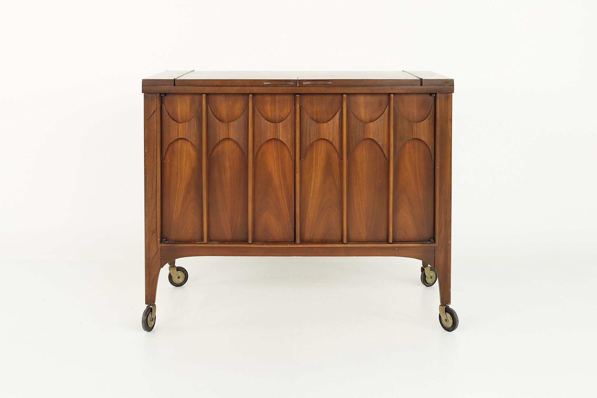 Kent Coffey Perspecta mid century walnut and rosewood bar cart

This cart measures: 39 wide x 18.5 deep x 32.25 inches high

?All pieces of furniture can be had in what we call restored vintage condition. That means the piece is restored upon