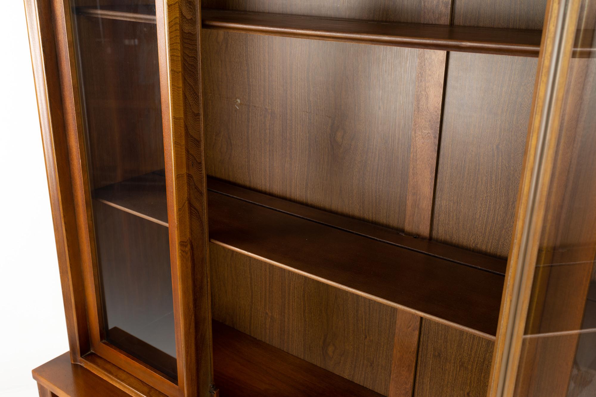 Kent Coffey Perspecta Mid Century Walnut and Rosewood Buffet and Hutch China Cab In Good Condition In Franklin Park, IL