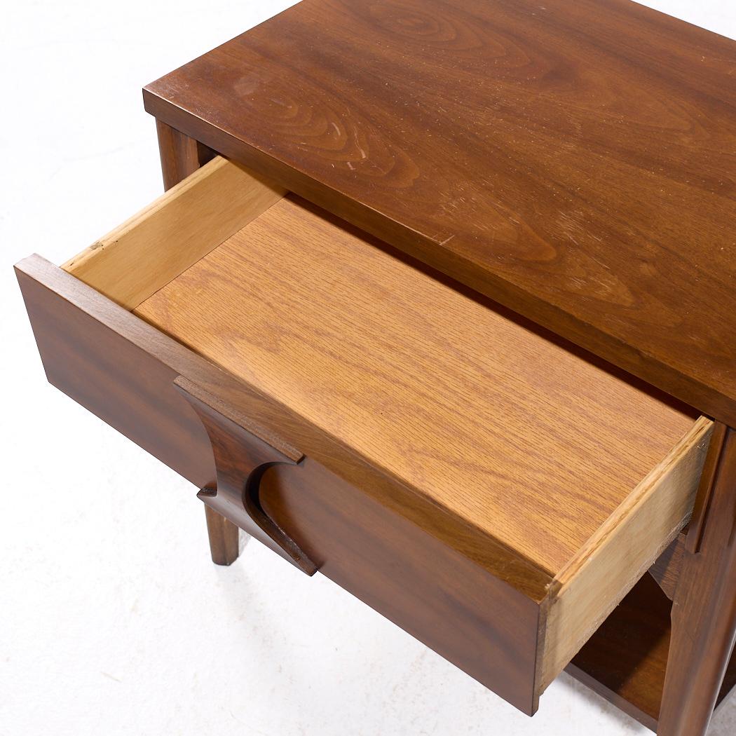 Kent Coffey Perspecta Mid Century Walnut and Rosewood Nightstands - Pair For Sale 5