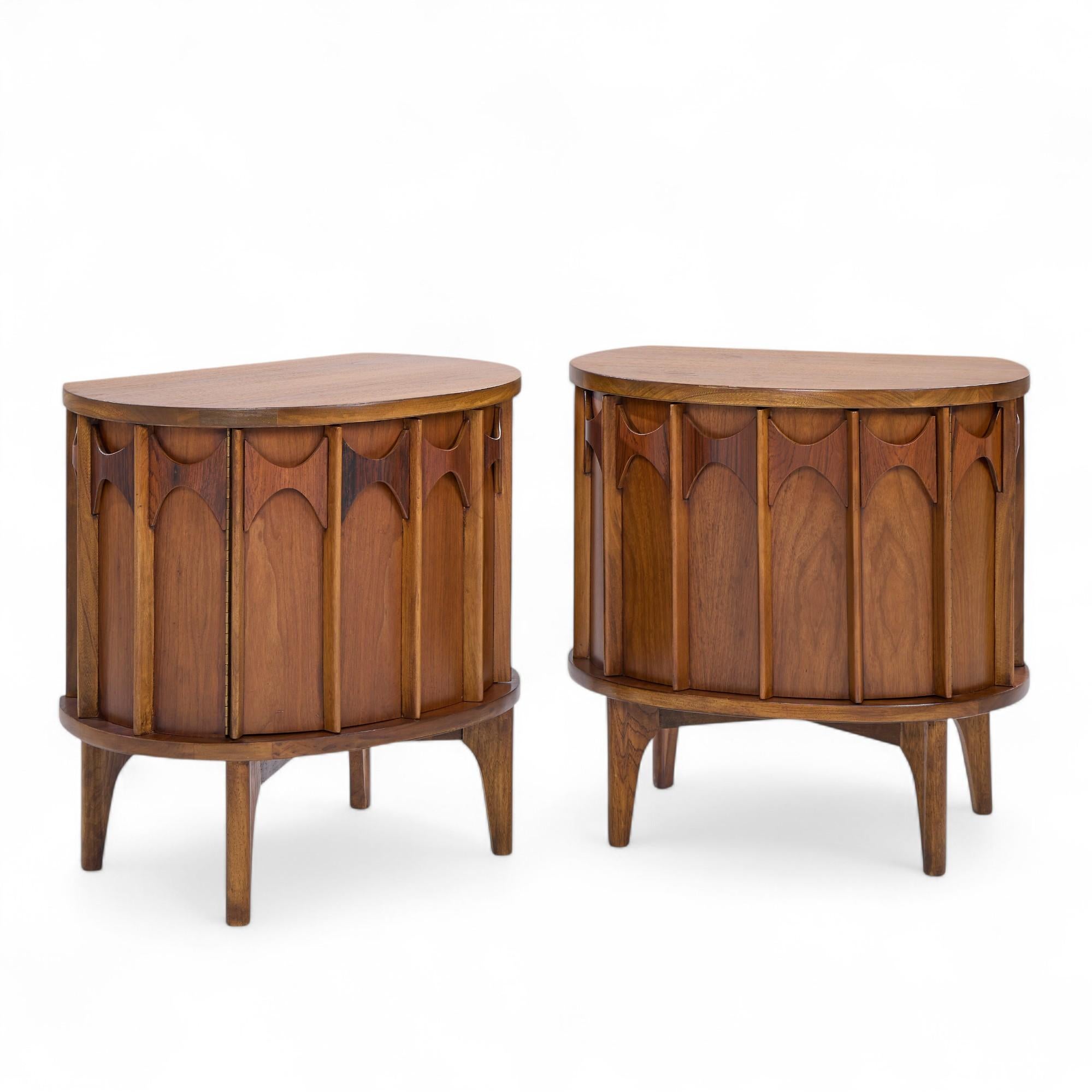 Paire de tables de nuit Perspecta Mid Century en noyer et plateau en palissandre - Paire

Chaque table de nuit mesure : 25 de large x 17 de profond x 25 de haut

Tous les meubles peuvent être achetés dans ce que nous appelons un état vintage