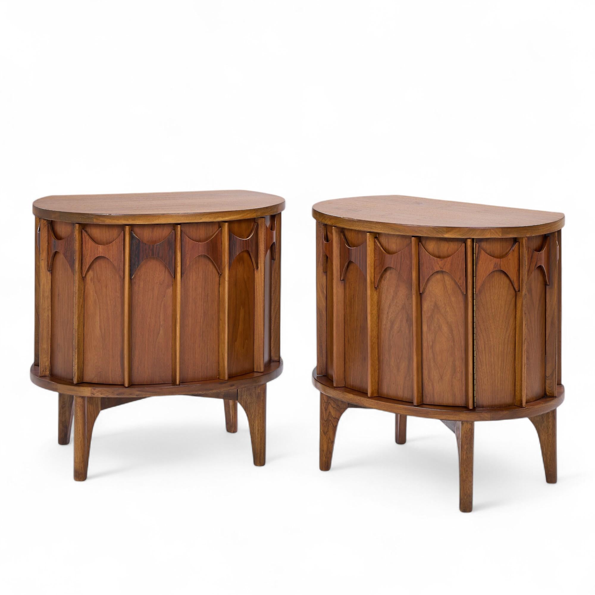Mid-Century Modern Paire de tables de nuit Perspecta Mid Century en noyer et plateau en palissandre - Paire en vente