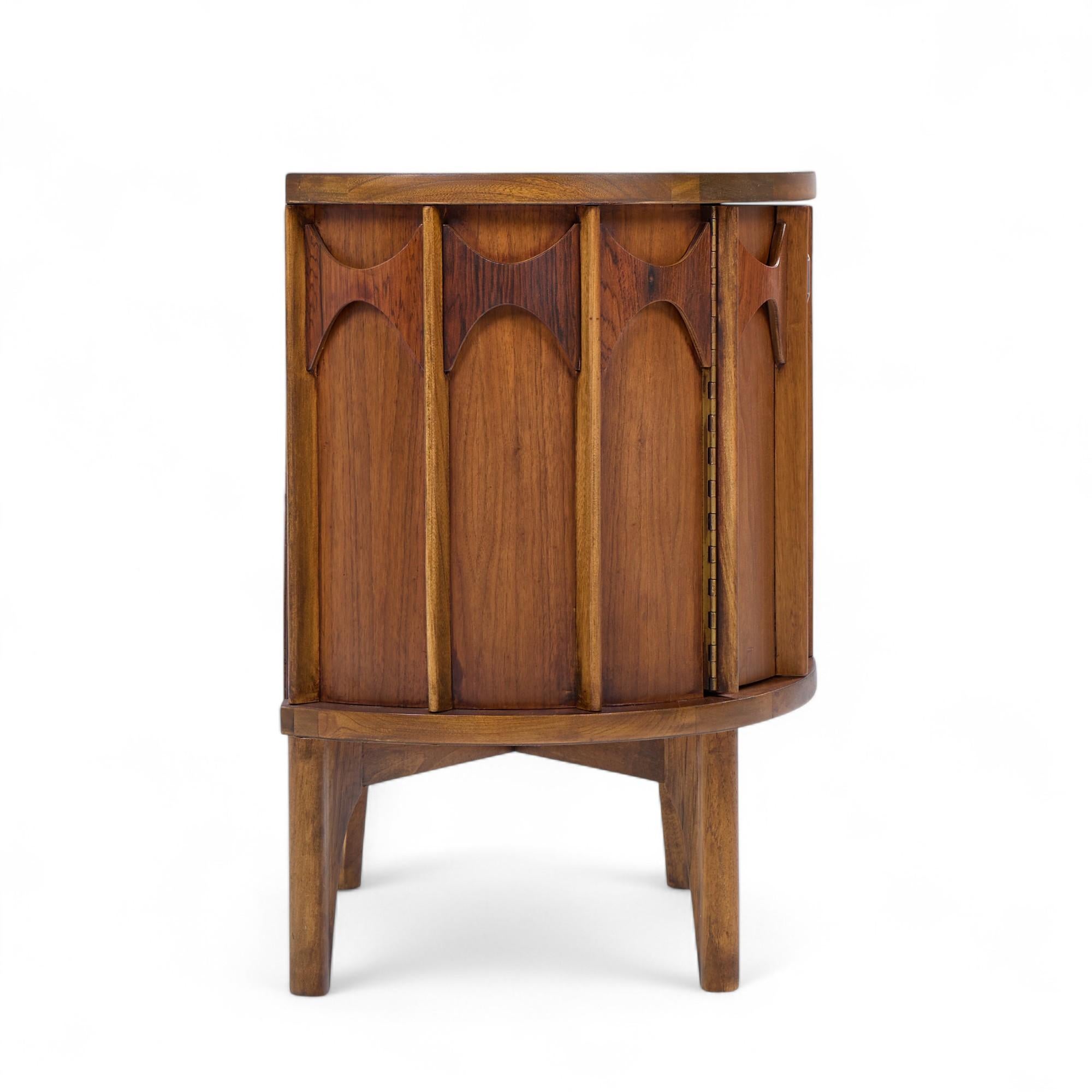 Américain Paire de tables de nuit Perspecta Mid Century en noyer et plateau en palissandre - Paire en vente