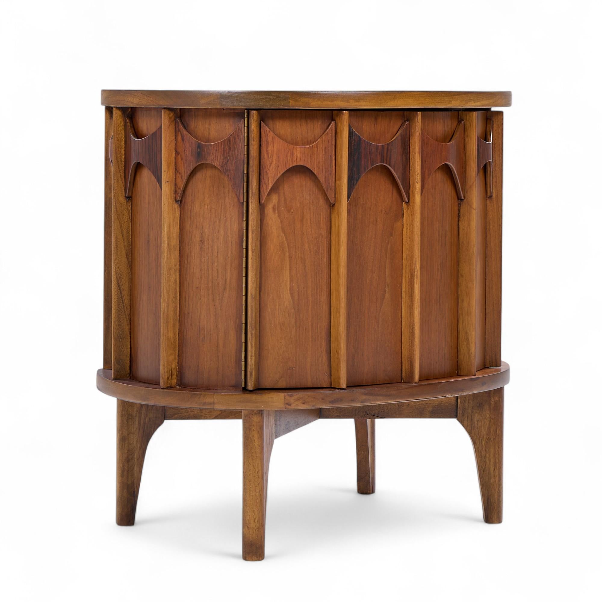 20ième siècle Paire de tables de nuit Perspecta Mid Century en noyer et plateau en palissandre - Paire en vente