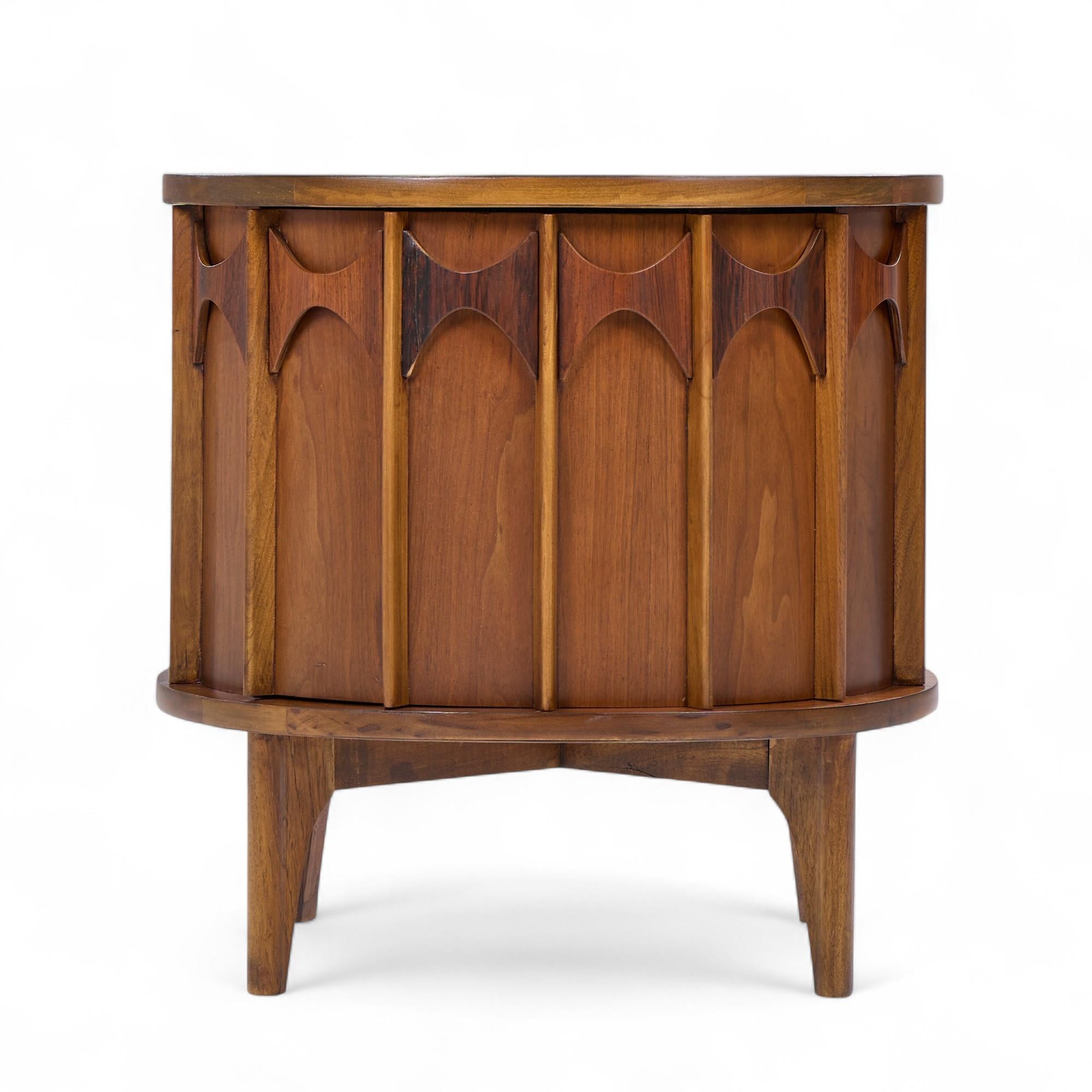 Bois de rose Paire de tables de nuit Perspecta Mid Century en noyer et plateau en palissandre - Paire en vente