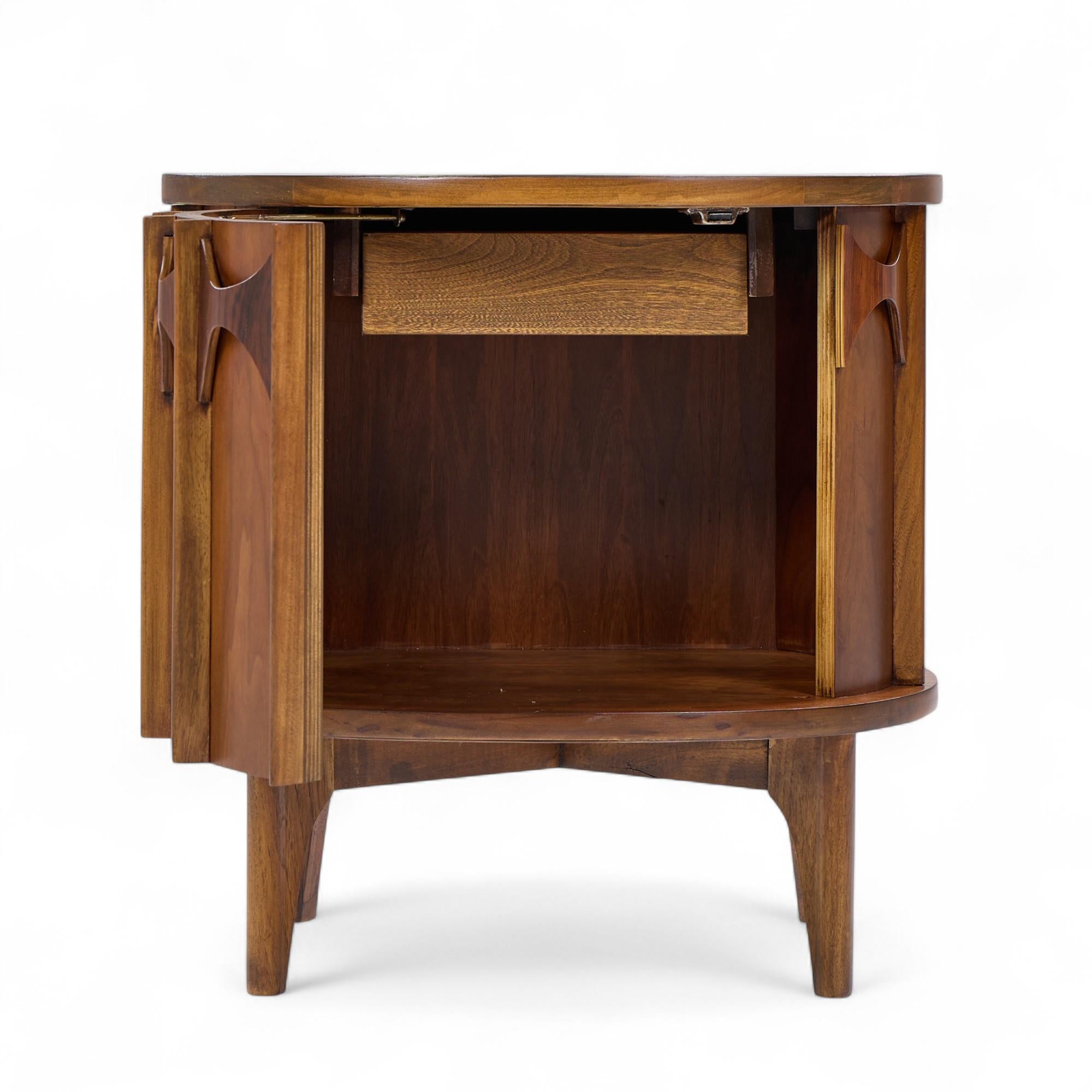 Paire de tables de nuit Perspecta Mid Century en noyer et plateau en palissandre - Paire en vente 1