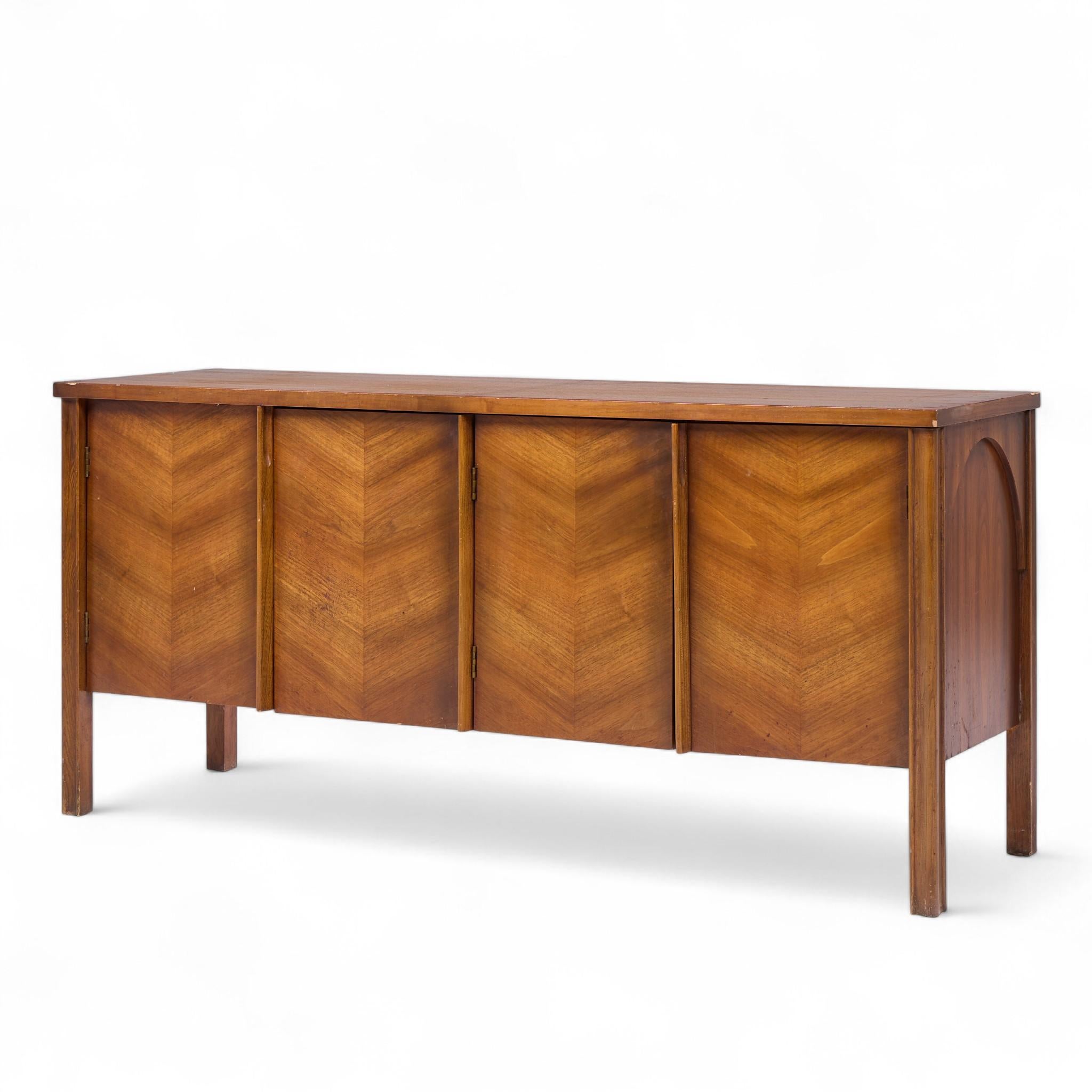 Kent Coffey Perspecta Mid Century Nussbaum Buffet Credenza (Moderne der Mitte des Jahrhunderts) im Angebot