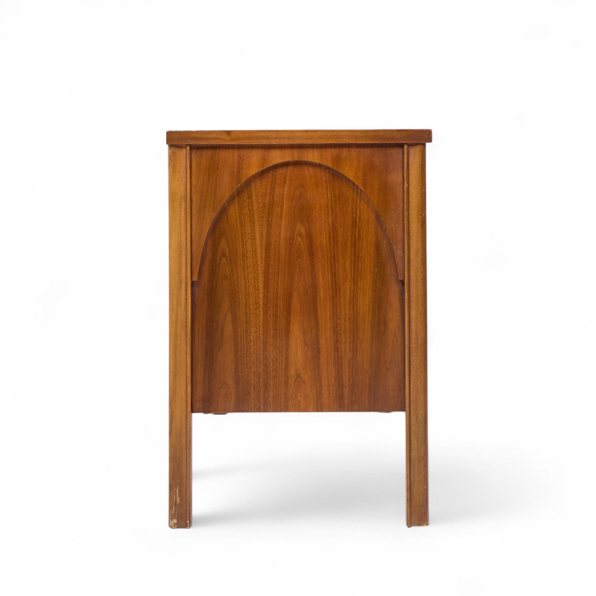 Kent Coffey Perspecta Mid Century Nussbaum Buffet Credenza im Zustand „Gut“ im Angebot in Franklin Park, IL