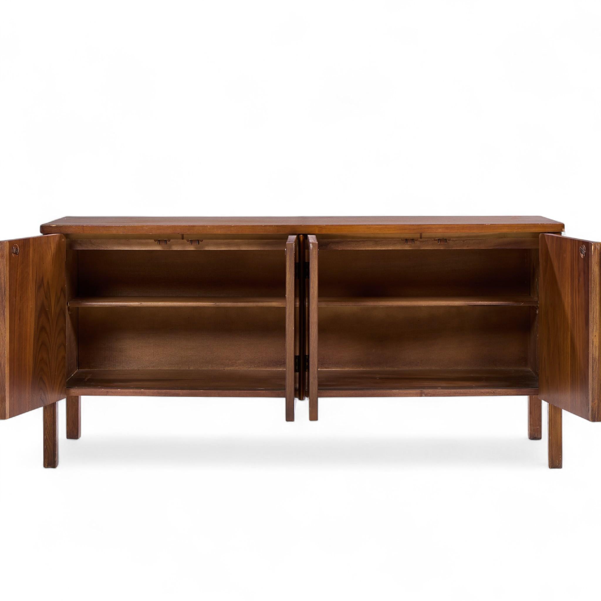 Kent Coffey Perspecta Mid Century Nussbaum Buffet Credenza (20. Jahrhundert) im Angebot