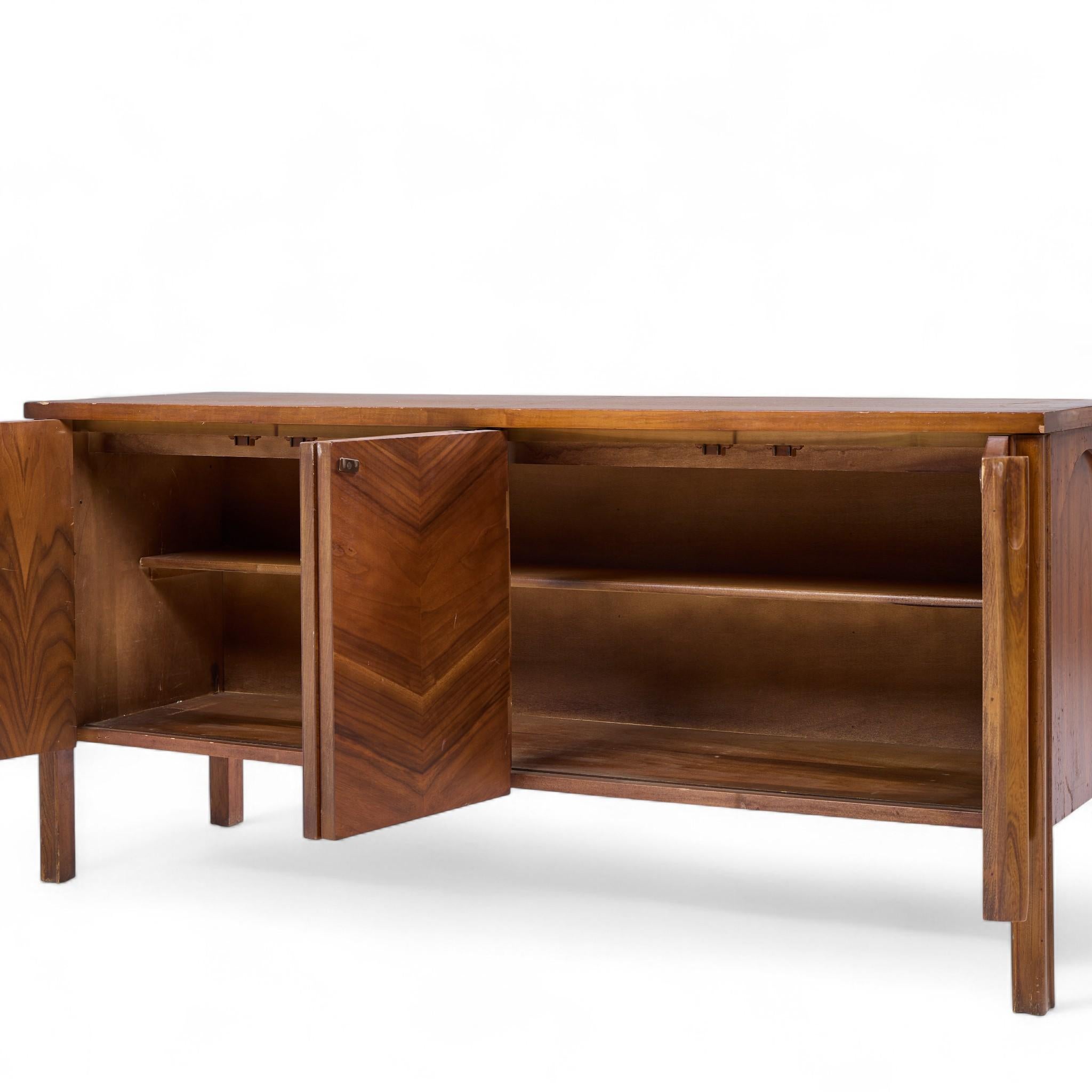 Kent Coffey Perspecta Mid Century Nussbaum Buffet Credenza im Angebot 1