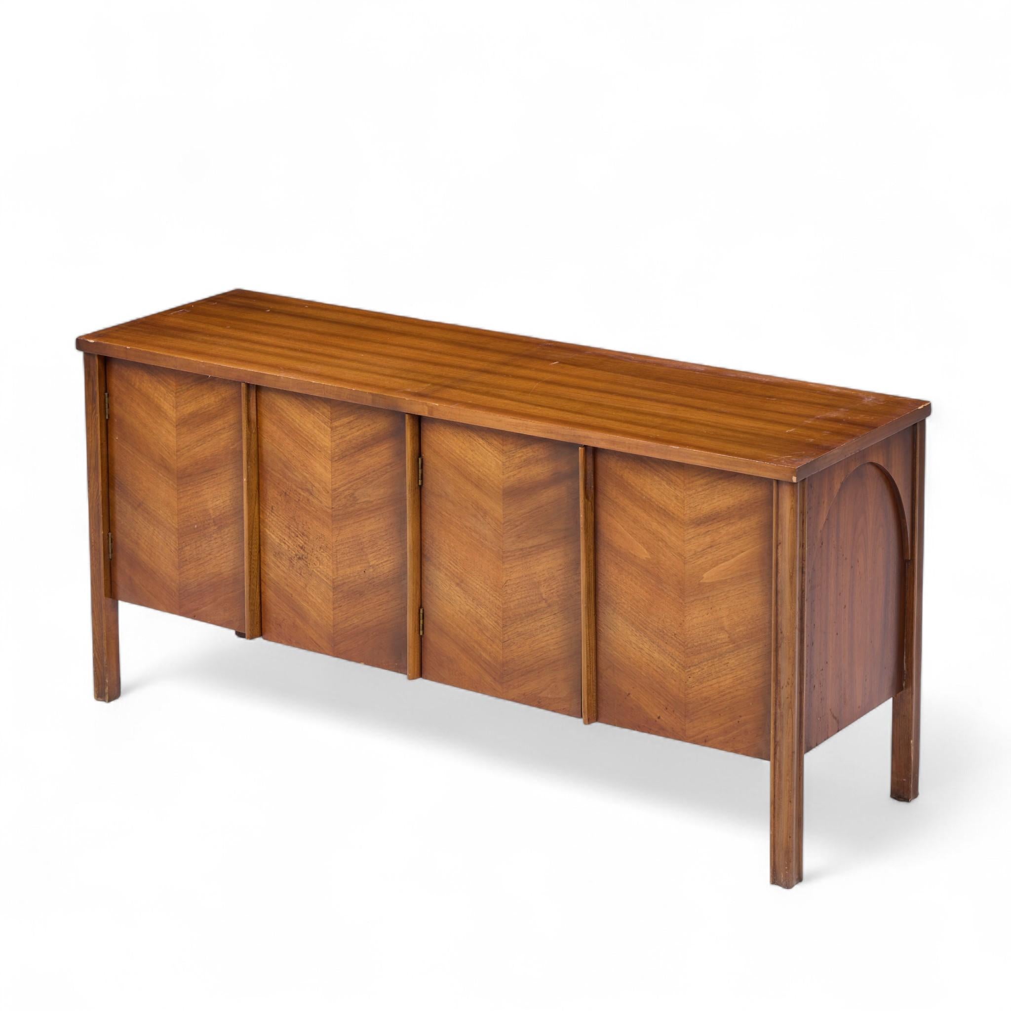 Kent Coffey Perspecta Mid Century Nussbaum Buffet Credenza im Angebot 2
