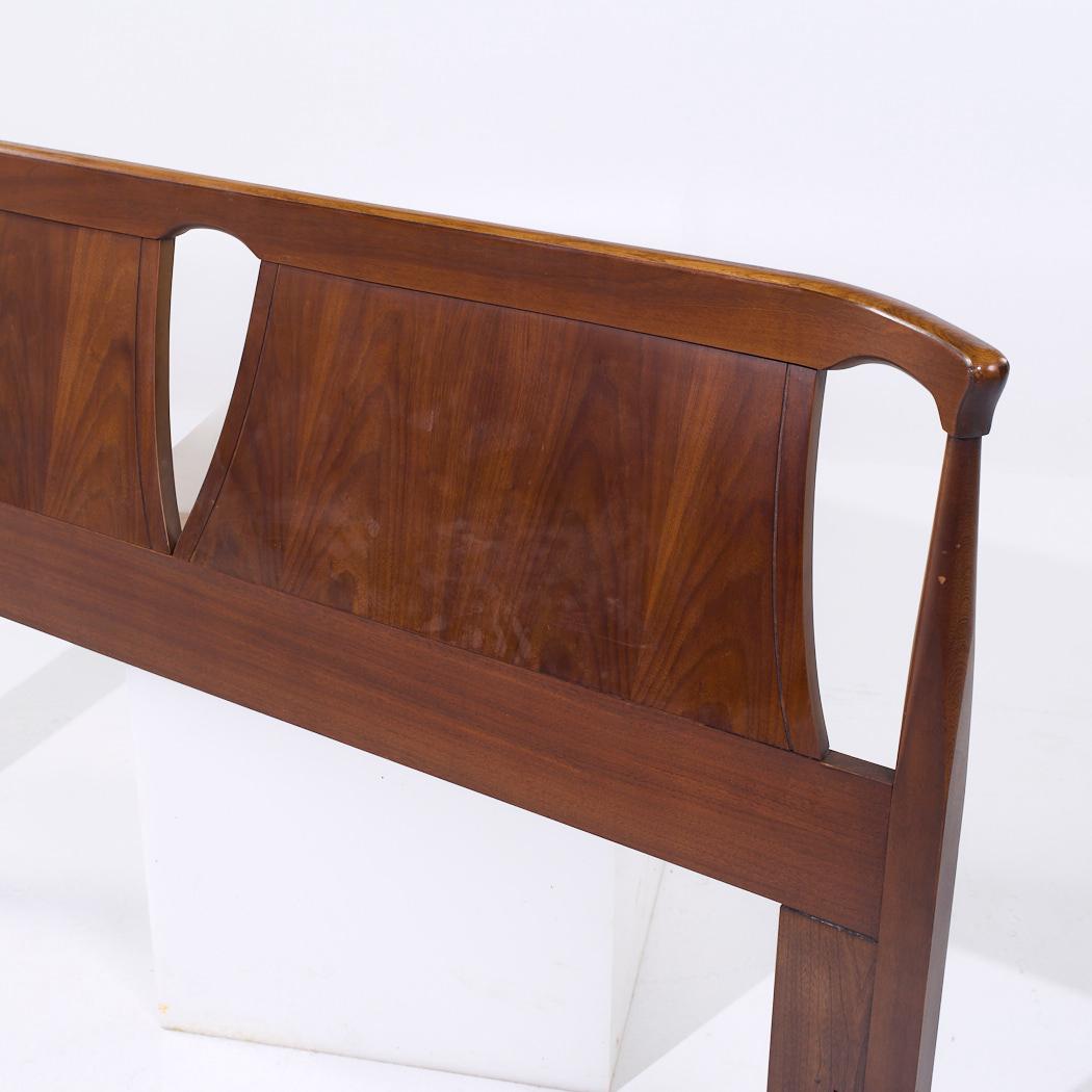Kent Coffey Perspecta Mid Century Walnut Queen Headboard In Good Condition For Sale In Countryside, IL