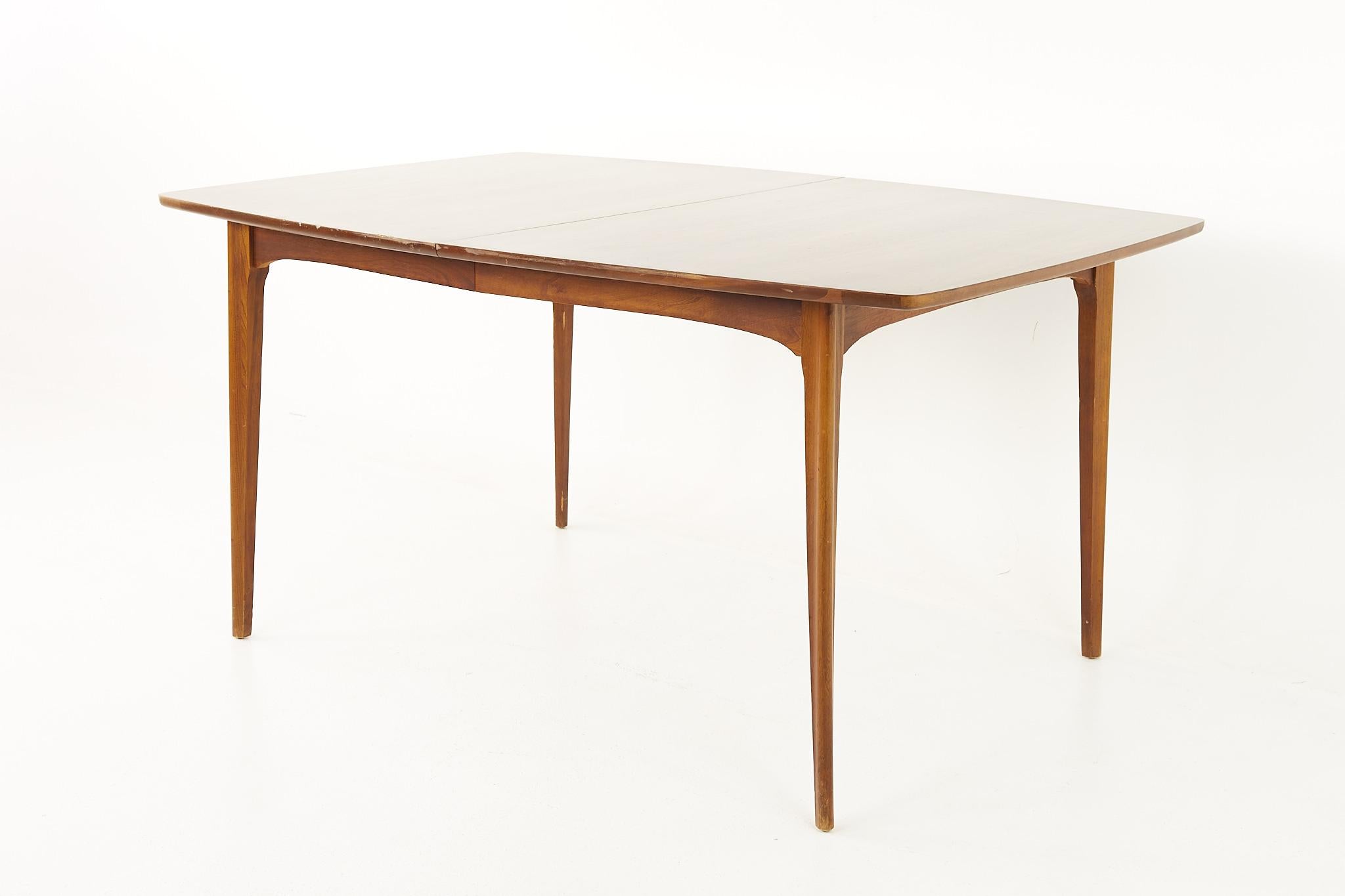 Mid-Century Modern Table de salle à manger en noyer mi-siècle Perspecta de Kent Coffey en vente