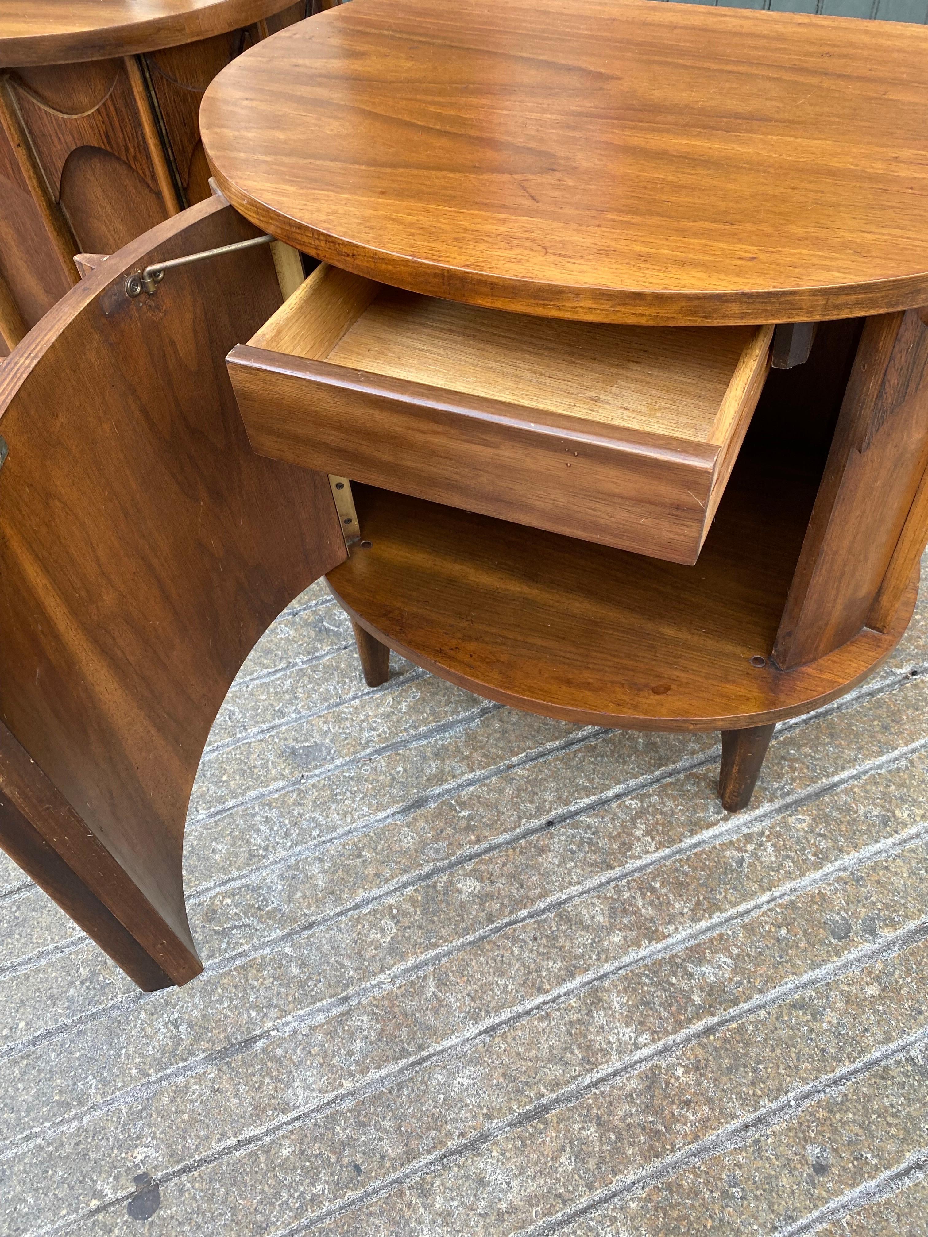 Kent Coffey Perspecta Pair of Nightstands In Good Condition In Philadelphia, PA