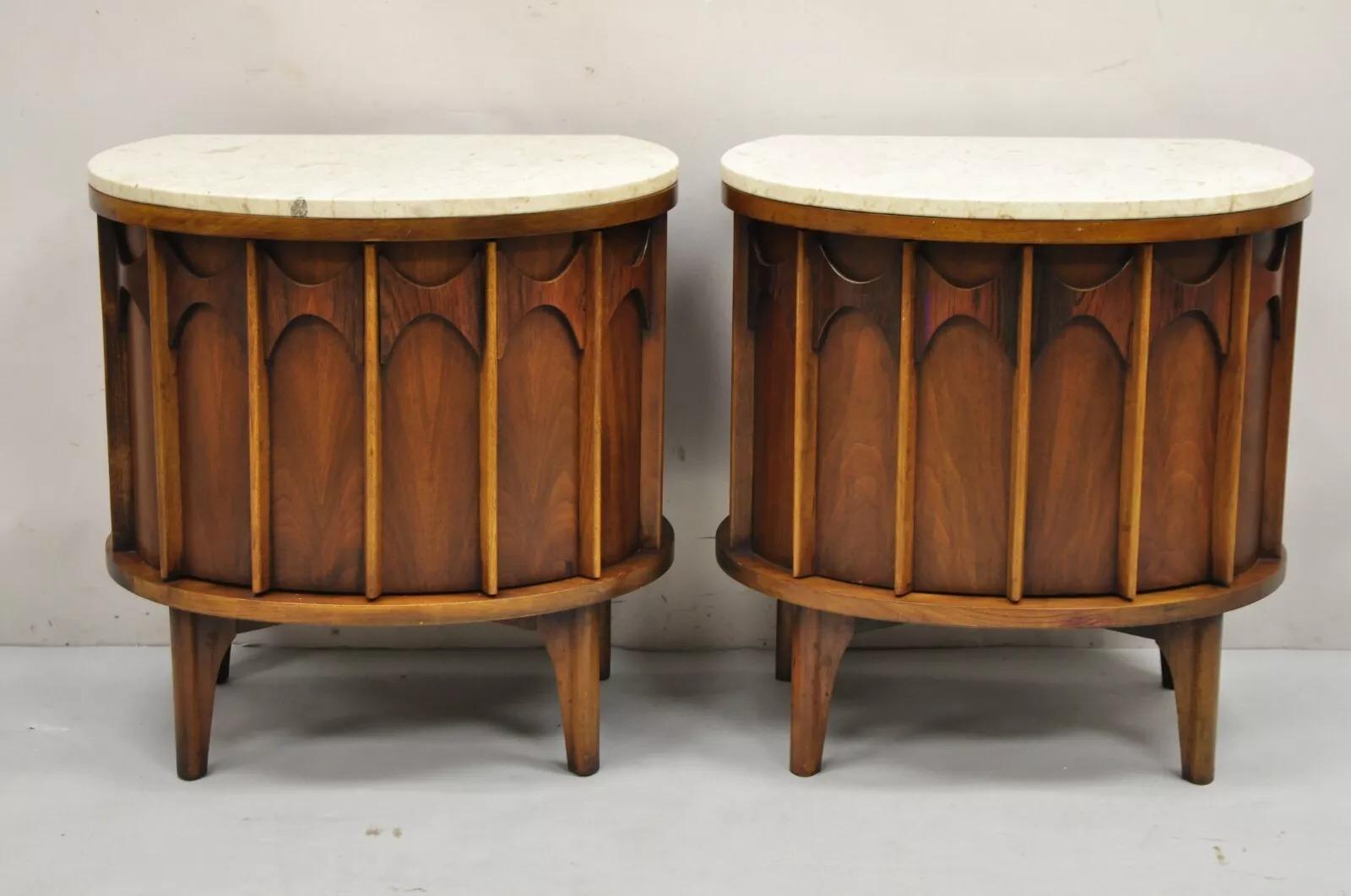 Vintage Mid Century Modern Kent Perspecta Pecan & Walnut Travertine Top Demilune Cabinet Nightstands - a Pair. Cet article se caractérise par des plateaux finis sous la pierre de travertin de couleur crème, un seul tiroir chacun, une forme