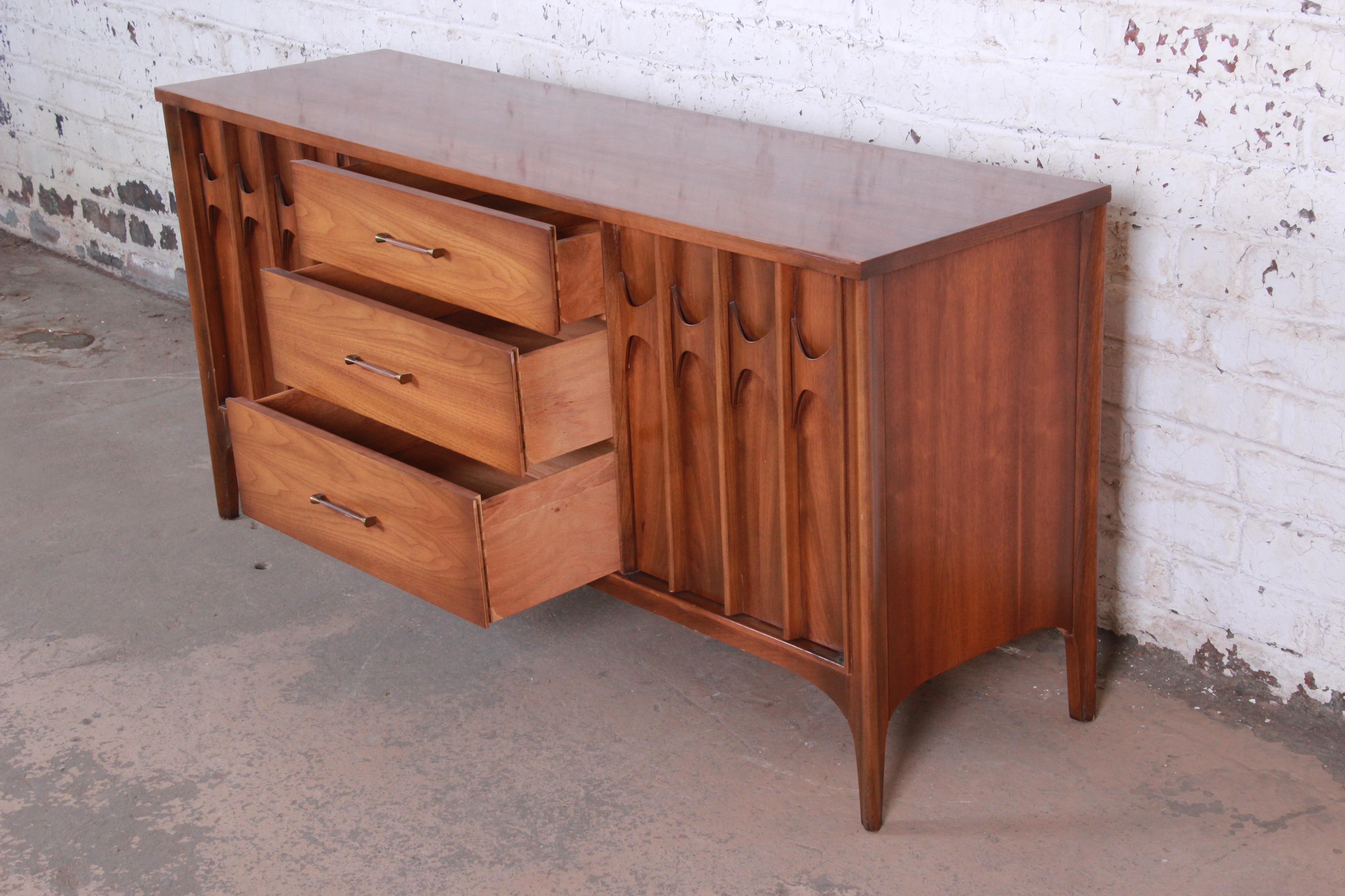 Kent Coffey Perspecta Sculpted Walnut and Rosewood Credenza In Good Condition In South Bend, IN