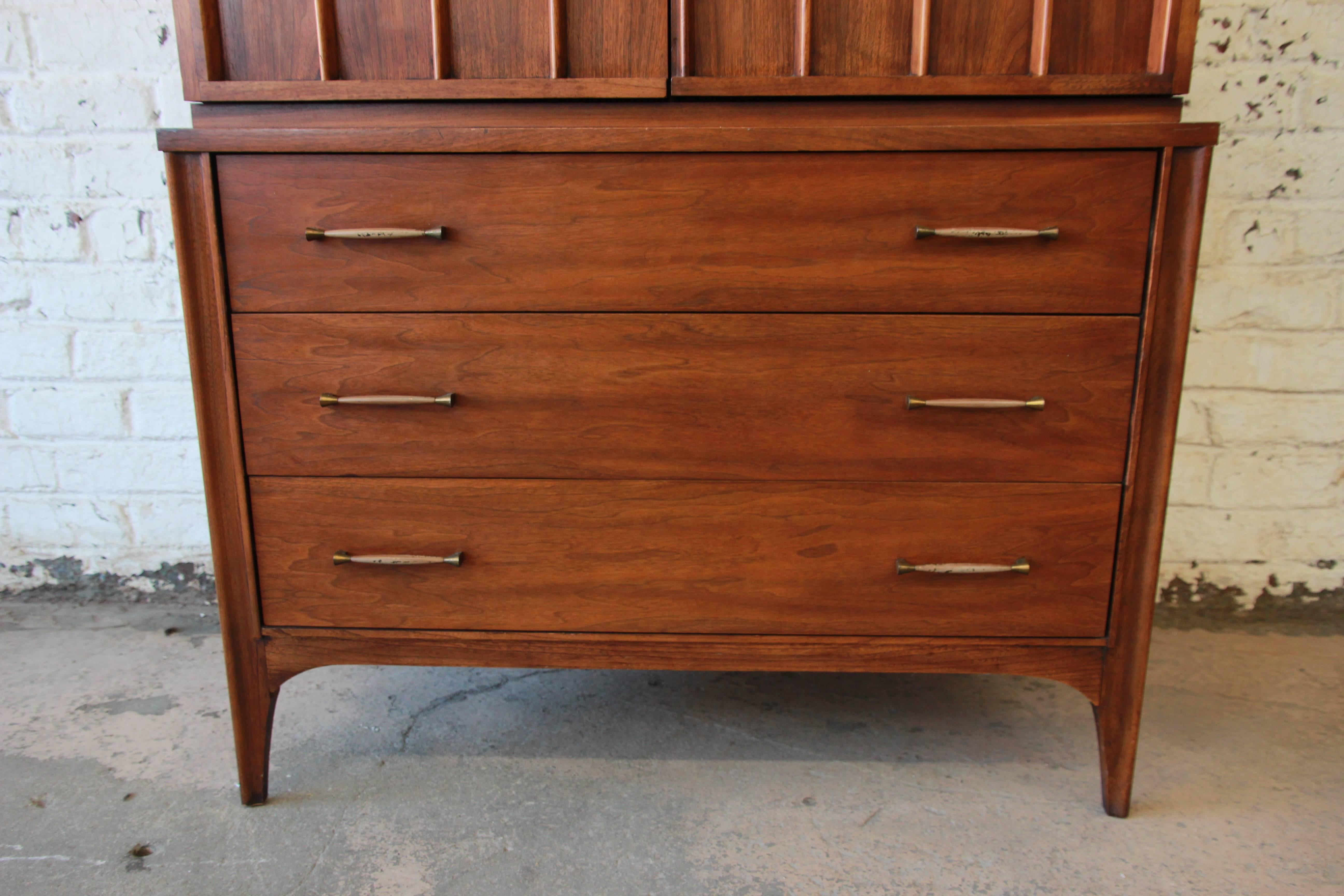 Kent Coffey Perspecta Sculpted Walnut and Rosewood Gentleman's Chest In Good Condition In South Bend, IN