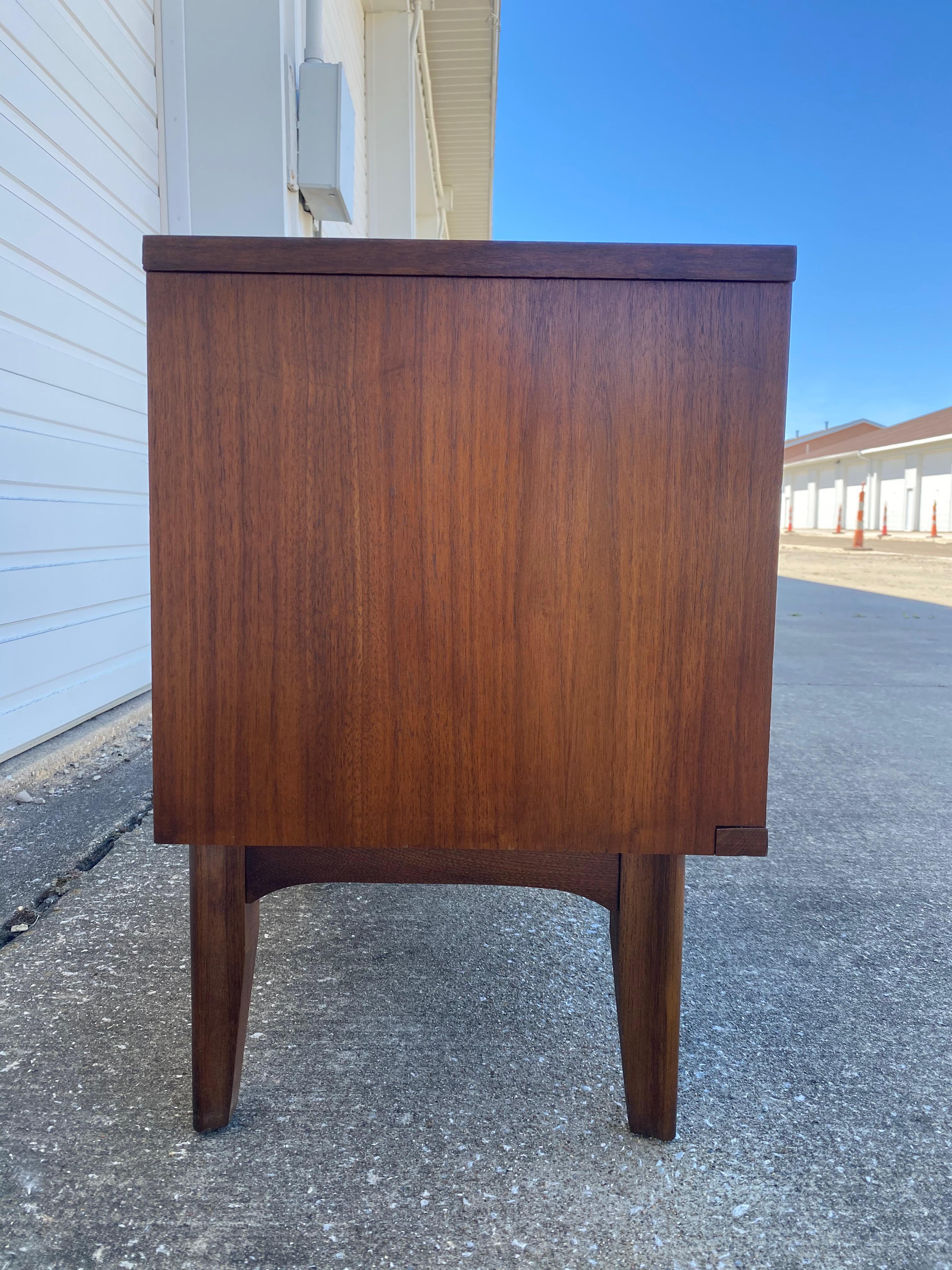 Kent Coffey Perspecta Style Brutalist Mid-Century Modern Nightstand In Good Condition In Medina, OH