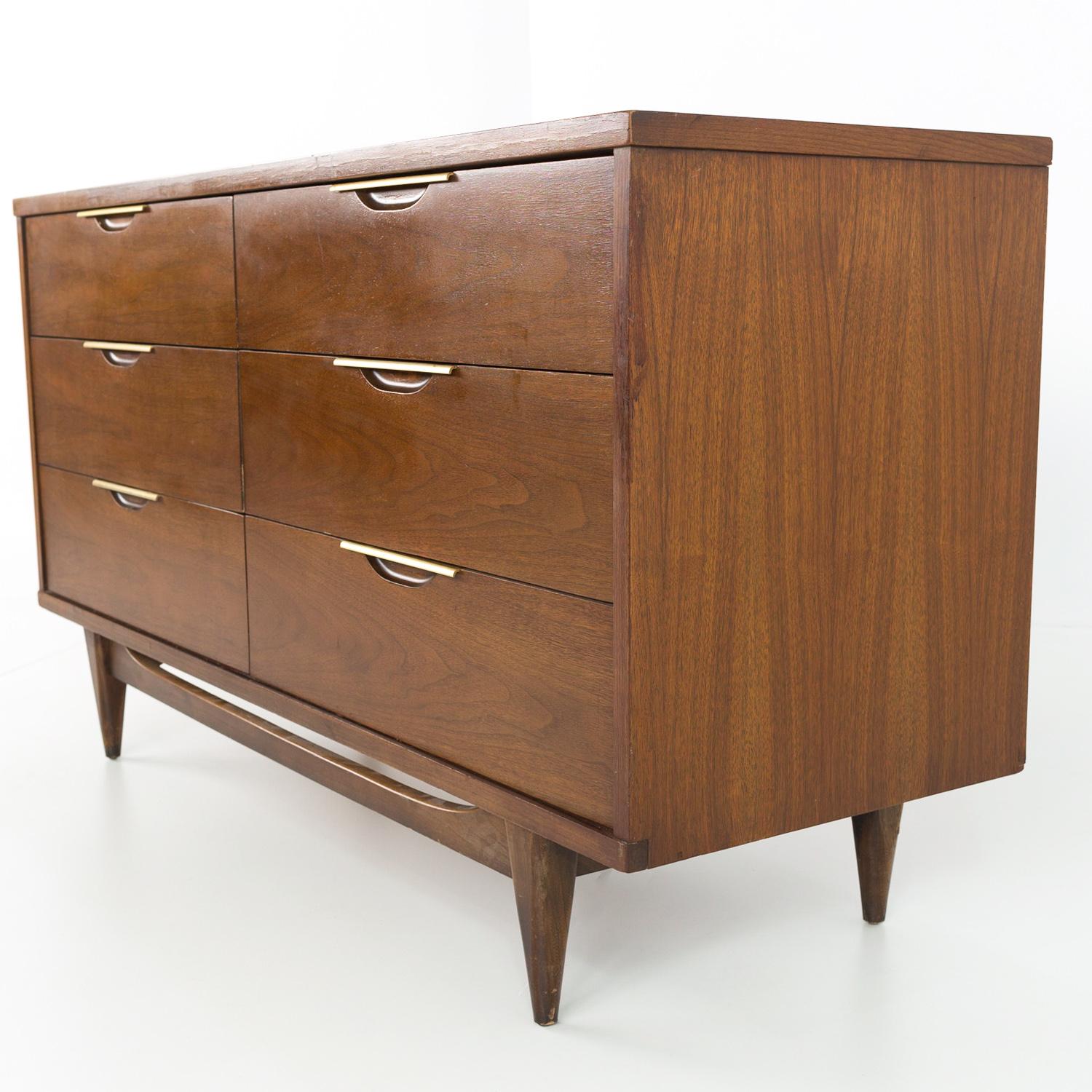 Kent Coffey Tableau Mid Century Walnut 6 Drawer Lowboy Dresser In Good Condition In Countryside, IL