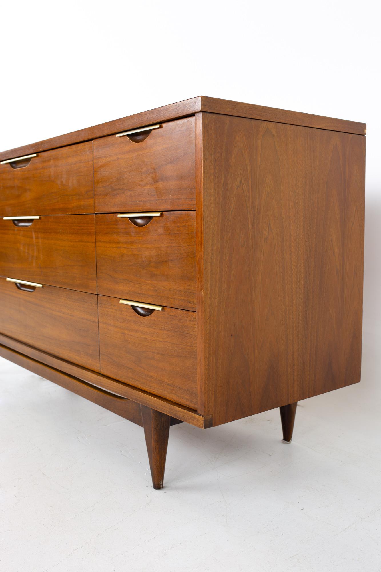 Kent Coffey Tableau Mid-Century Walnut and Laminate 9 Drawer Lowboy Dresser In Good Condition In Countryside, IL