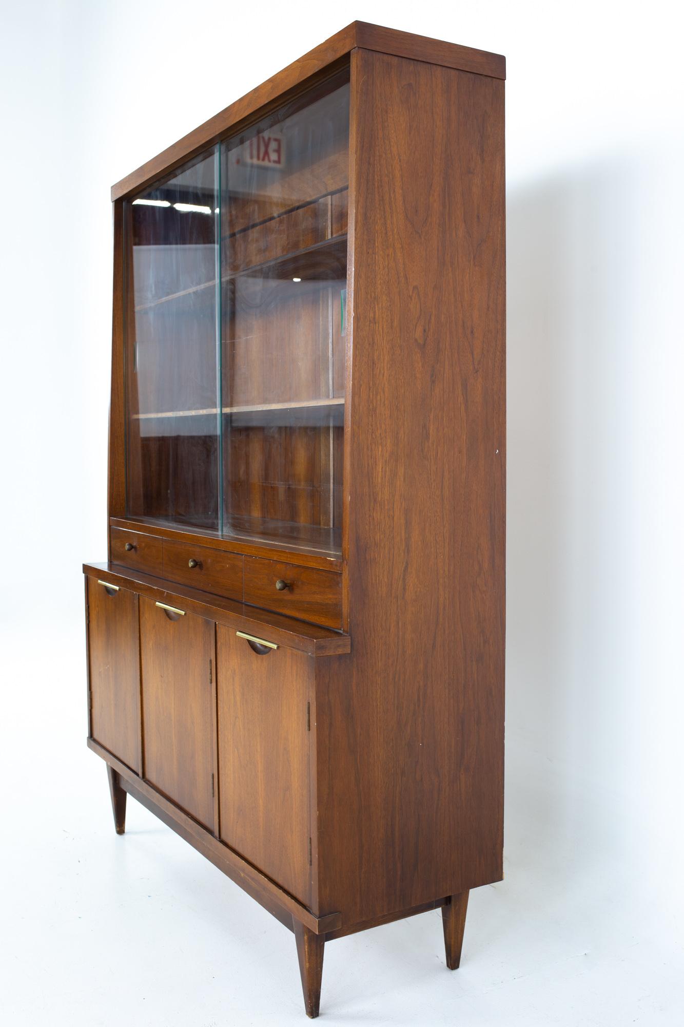 Kent Coffey Tableau Mid Century Walnut China Cabinet In Good Condition In Countryside, IL