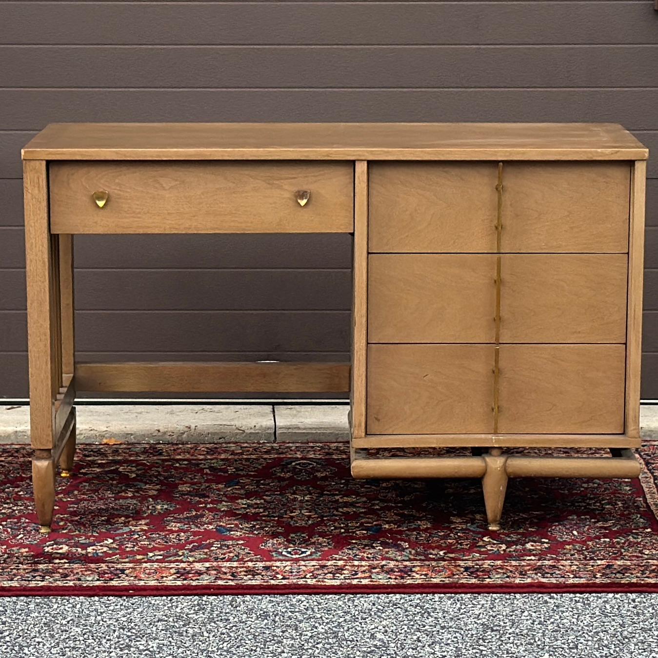 Moderner Schreibtisch mit vier Schubladen aus der Sequence-Linie von Kent-Coffey aus der Jahrhundertmitte. 