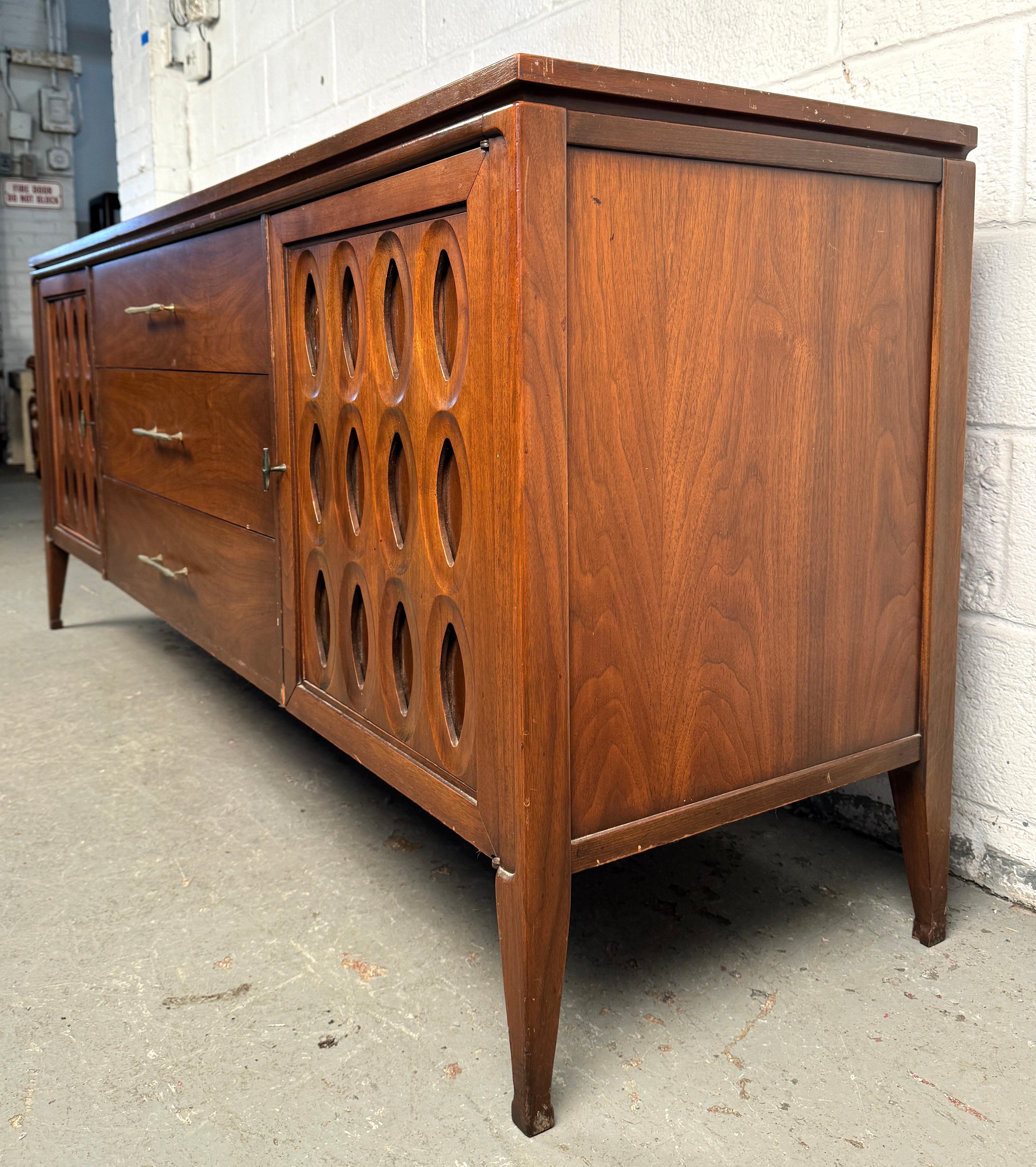 Mid-Century moderno Comò in noce Kent Coffey di metà secolo in vendita
