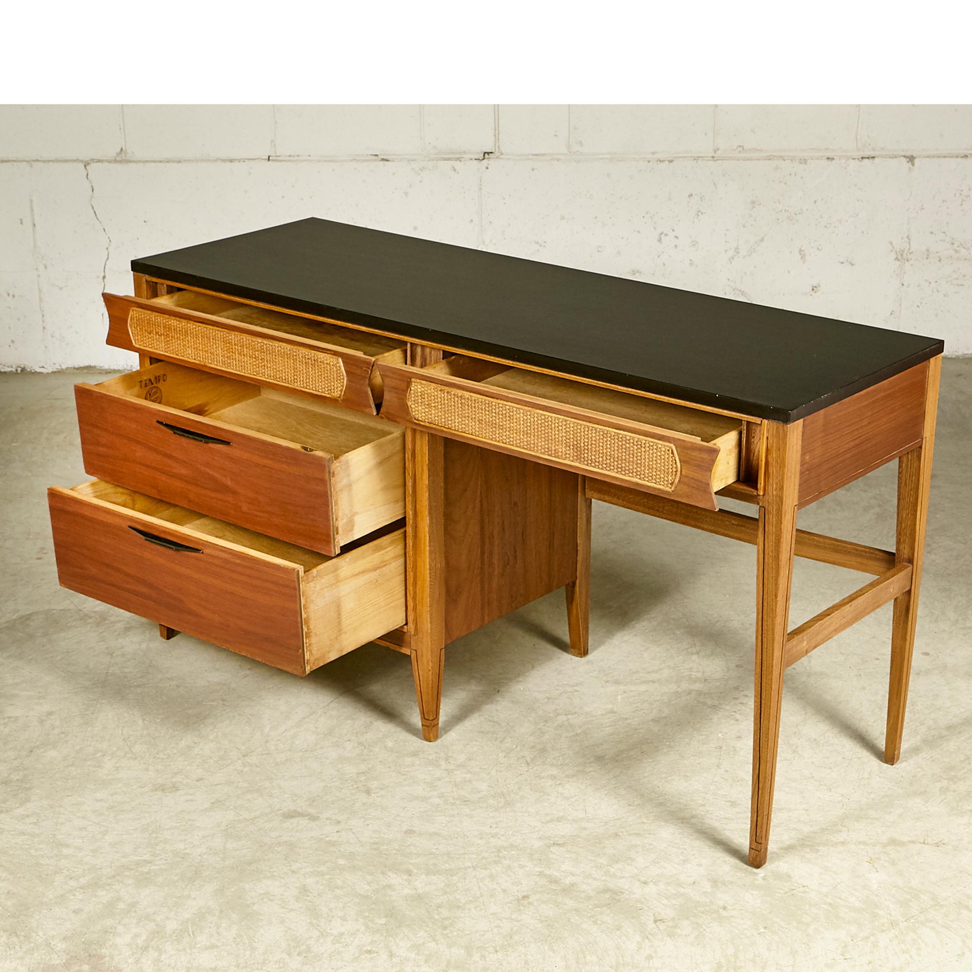 Kent Coffey Walnut Tempo Desk, 1960s (Moderne der Mitte des Jahrhunderts) im Angebot