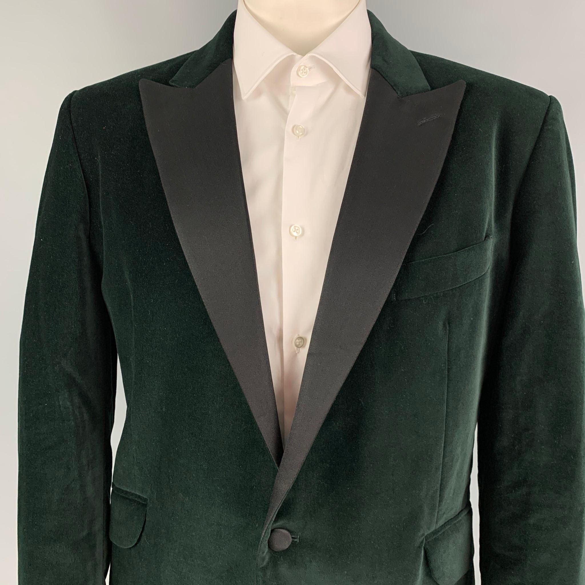 KENT CURWEN sport coat comes in a forest green velvet with a full liner featuring a black peak lapel, flap pockets, double back vent, and a single button closure. Made in Romania.

Very Good Pre-Owned Condition.
Marked: