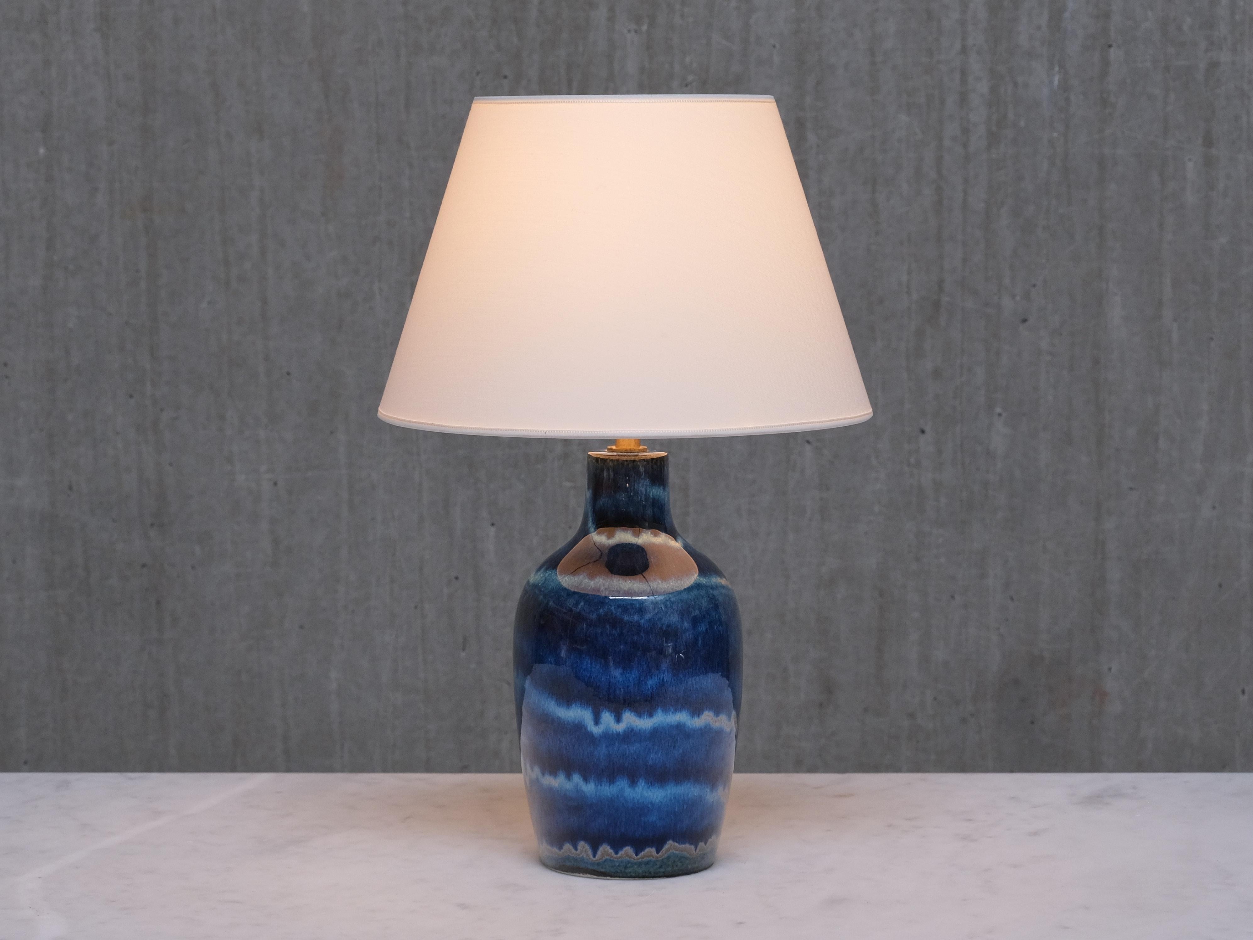 Scandinave moderne Lampe de table Kent Eriksson en émail bleu dégradé, Designhuset, Suède, années 1970 en vente