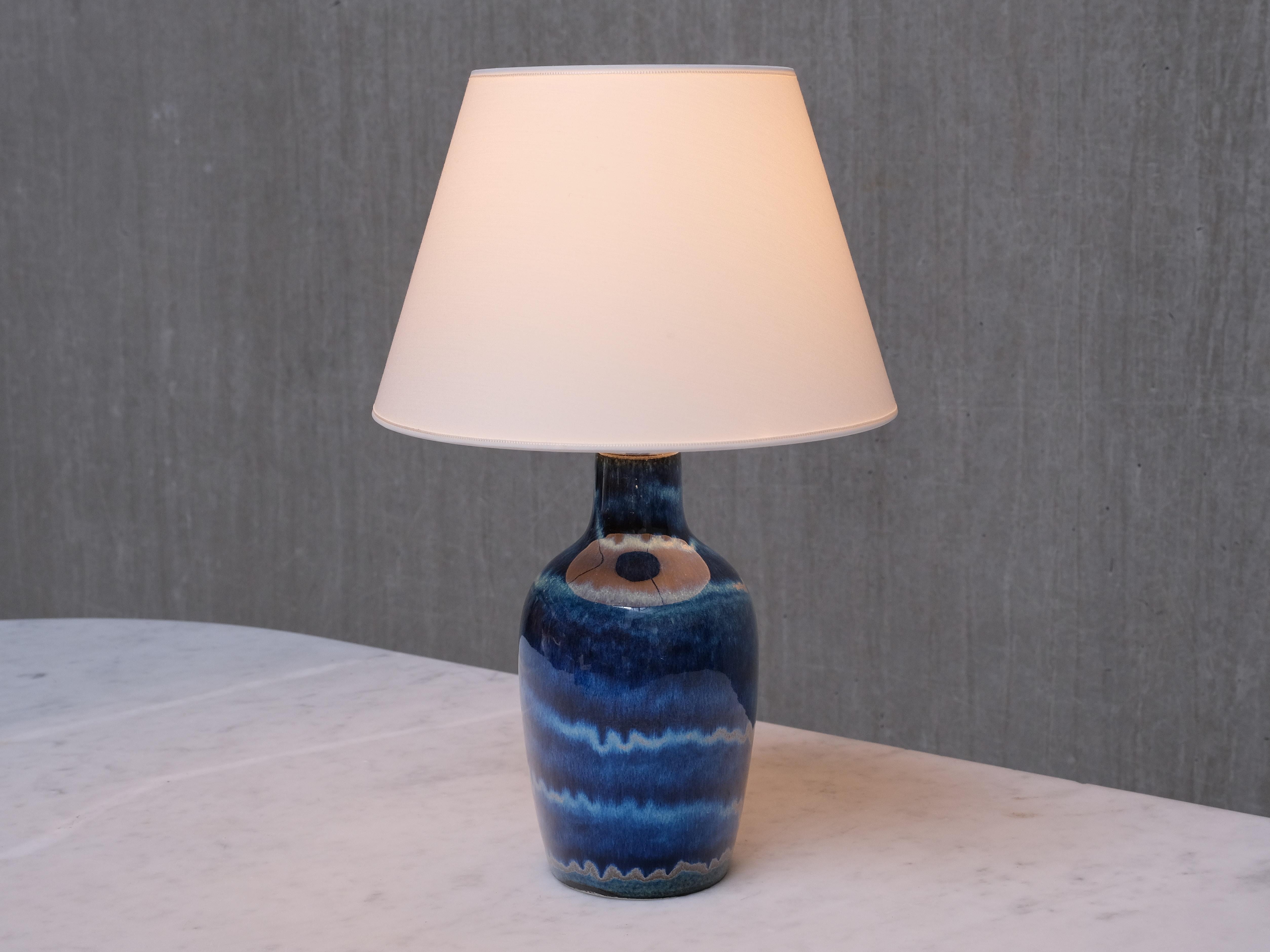 Milieu du XXe siècle Lampe de table Kent Eriksson en émail bleu dégradé, Designhuset, Suède, années 1970 en vente