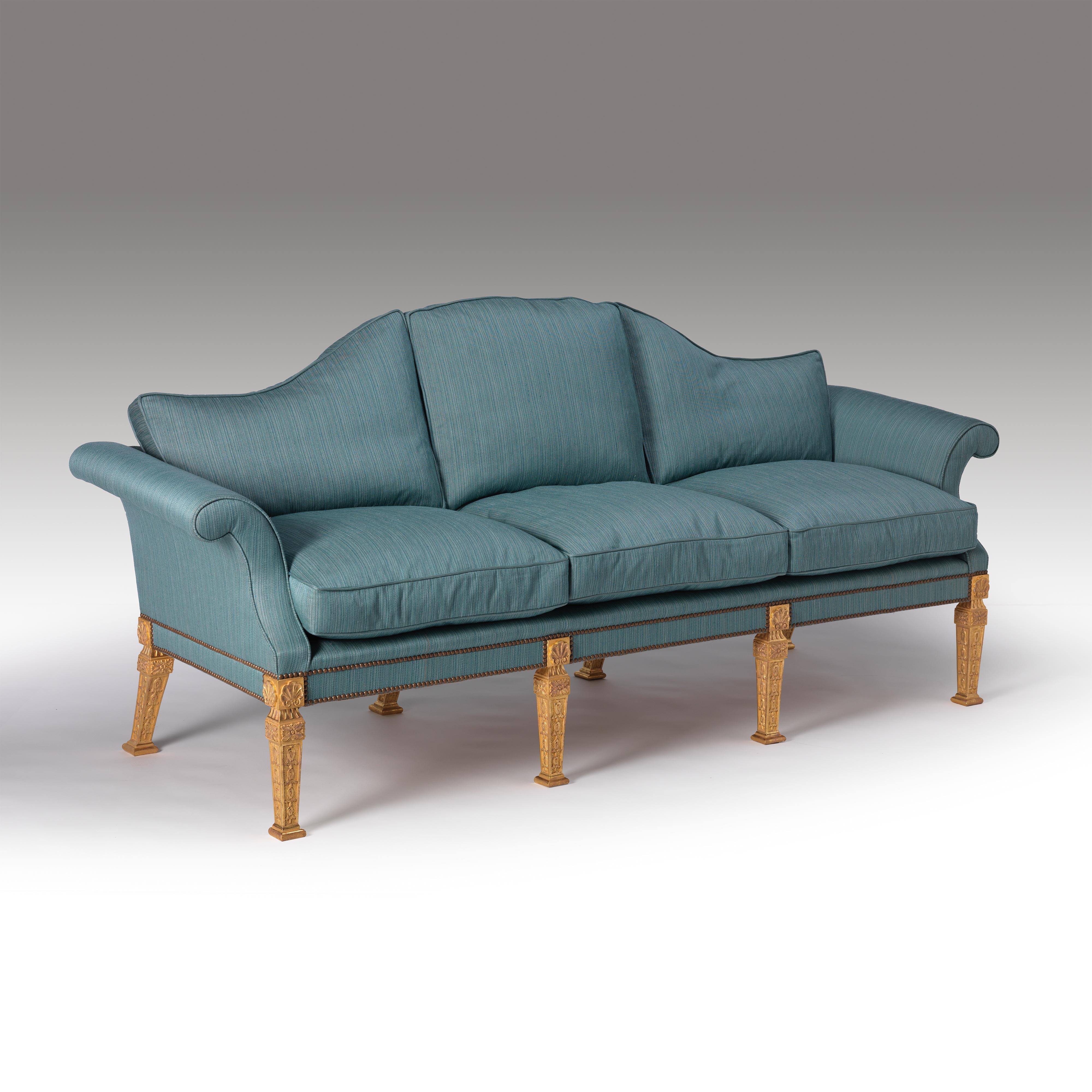 Un divano di proprietà di William Kent con gambe quadrate affusolate, intagli ad acanto e a conchiglia e braccioli a rullo elegantemente disegnati. Rifinito con una foglia d'oro brunita. Da rivestire con il materiale del cliente. 

Si prega di