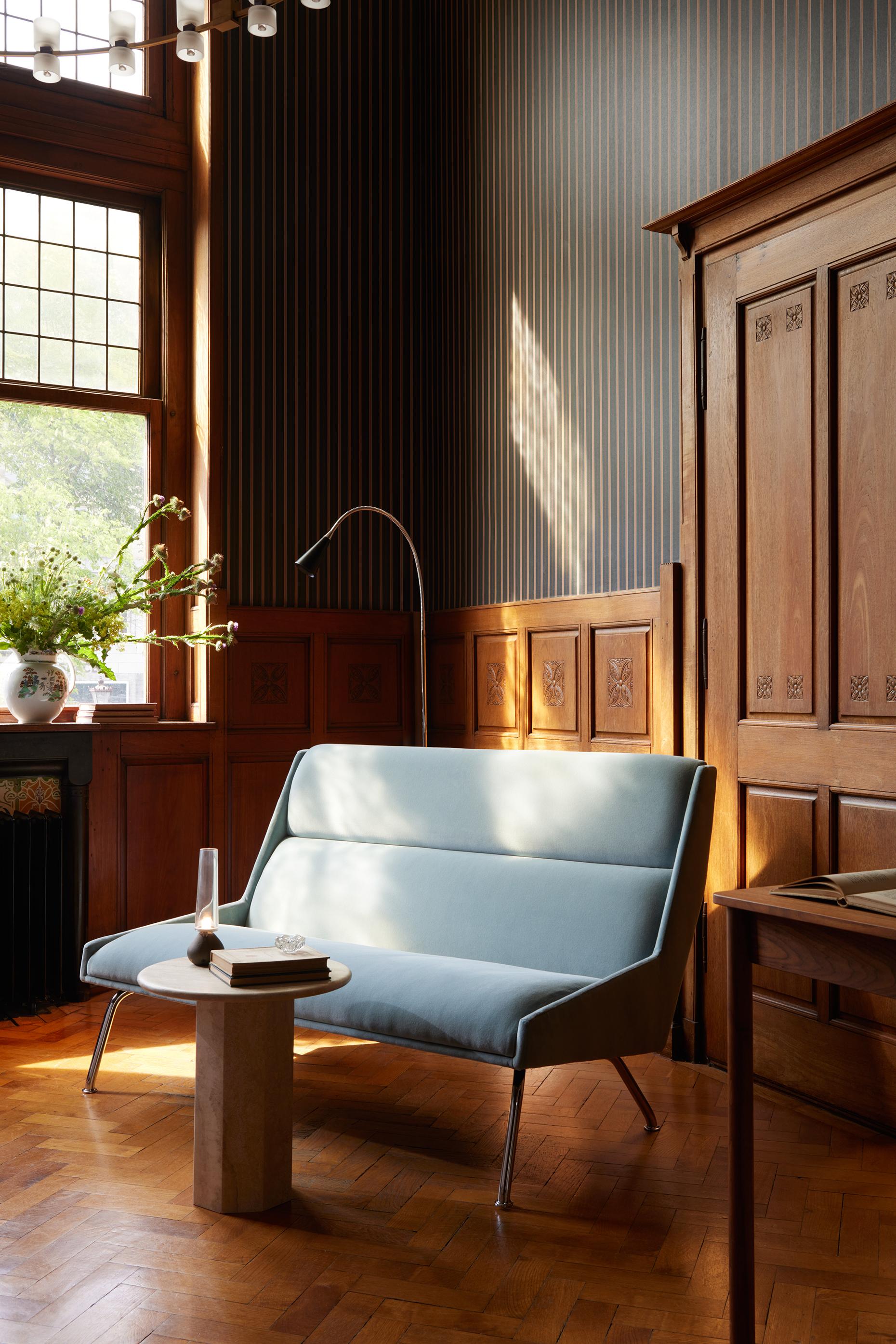 Der Sessel Kent ist ein Zeugnis der Kunstfertigkeit in Form und Verarbeitung. Er verkörpert eine elegante Silhouette, die von den ikonischen Elementen des italienischen Designs der 1950er Jahre inspiriert ist, darunter die kantigen Linien des