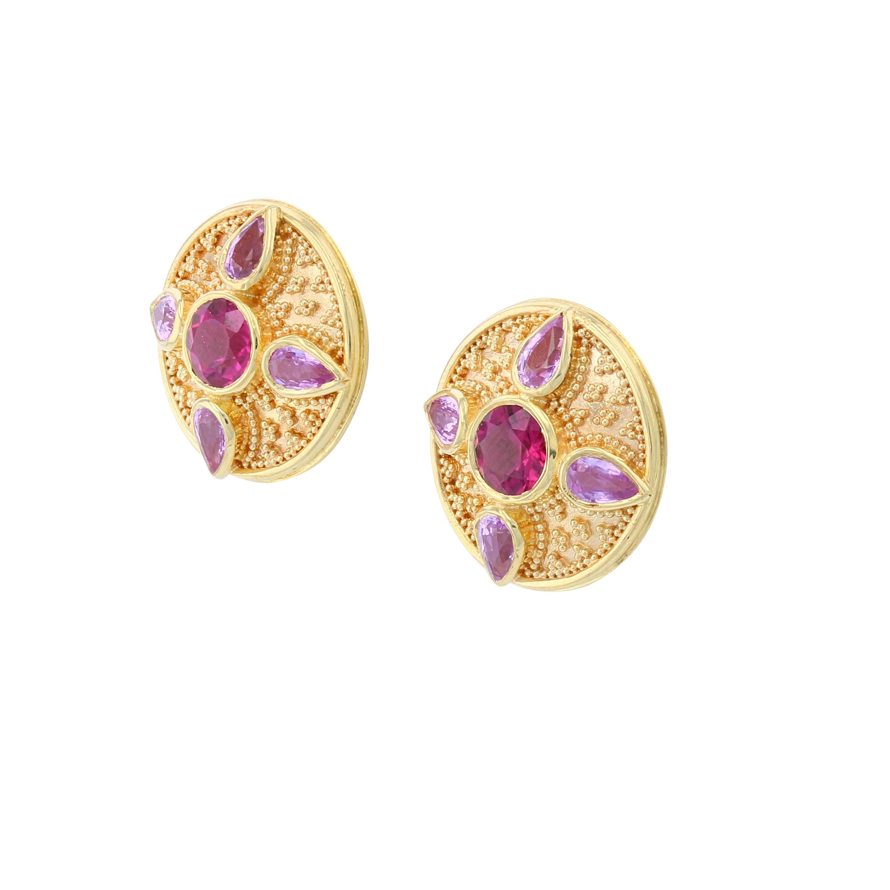 Kent Raible Ohrringe aus 18 Karat Knopfleiste mit Rubellit, Saphir und Granulation (Gemischter Schliff)