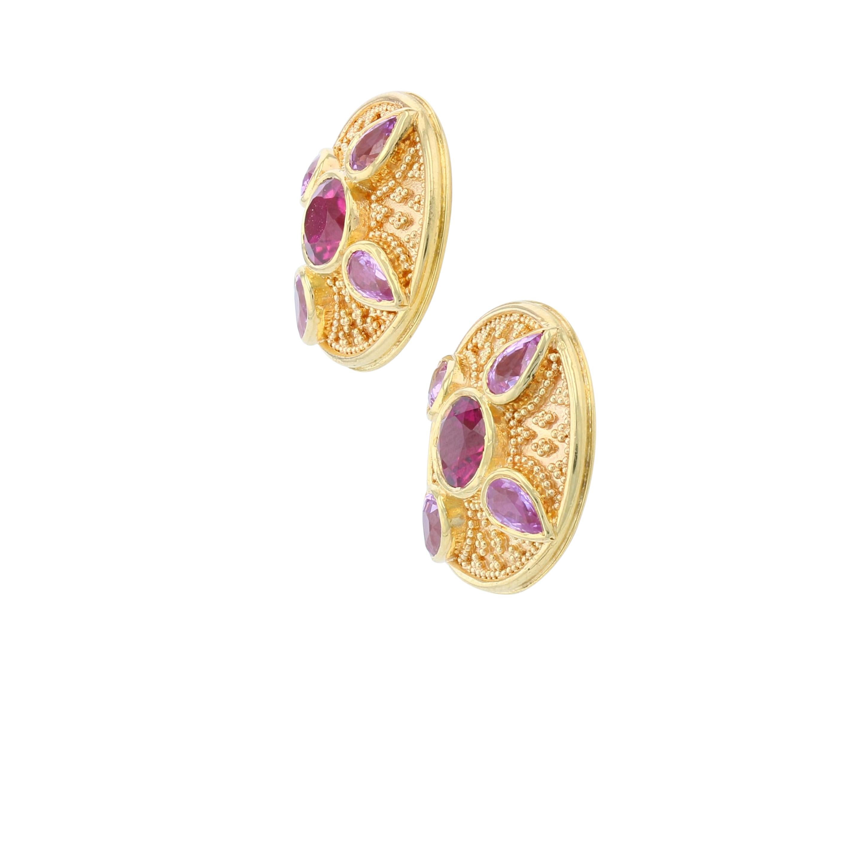 Kent Raible Ohrringe aus 18 Karat Knopfleiste mit Rubellit, Saphir und Granulation im Zustand „Neu“ in Mossrock, WA