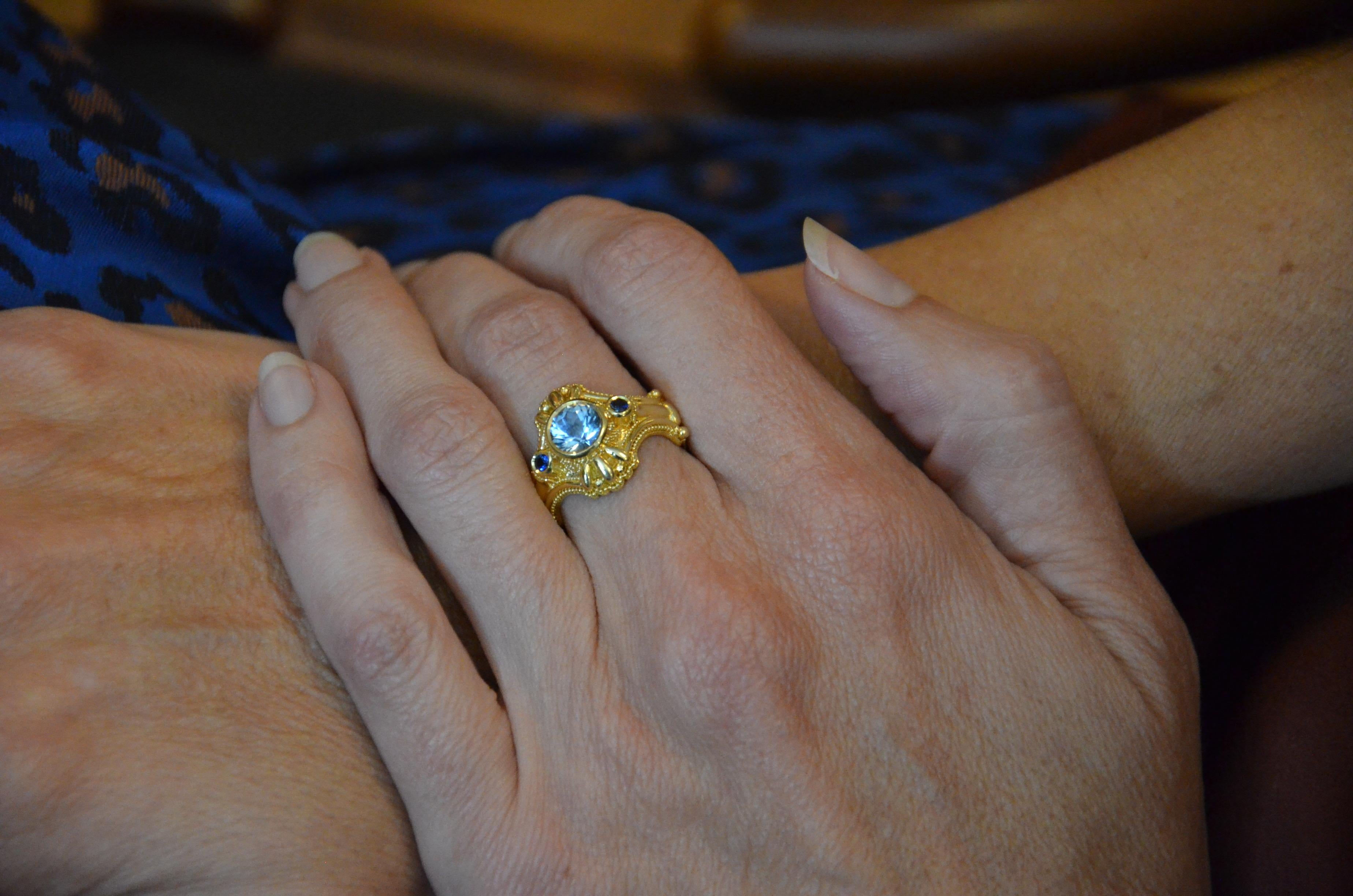Women's or Men's Kent Raible 18 karat Gold Aquamarine Blue Sapphire Three-Stone Ring, Granulation