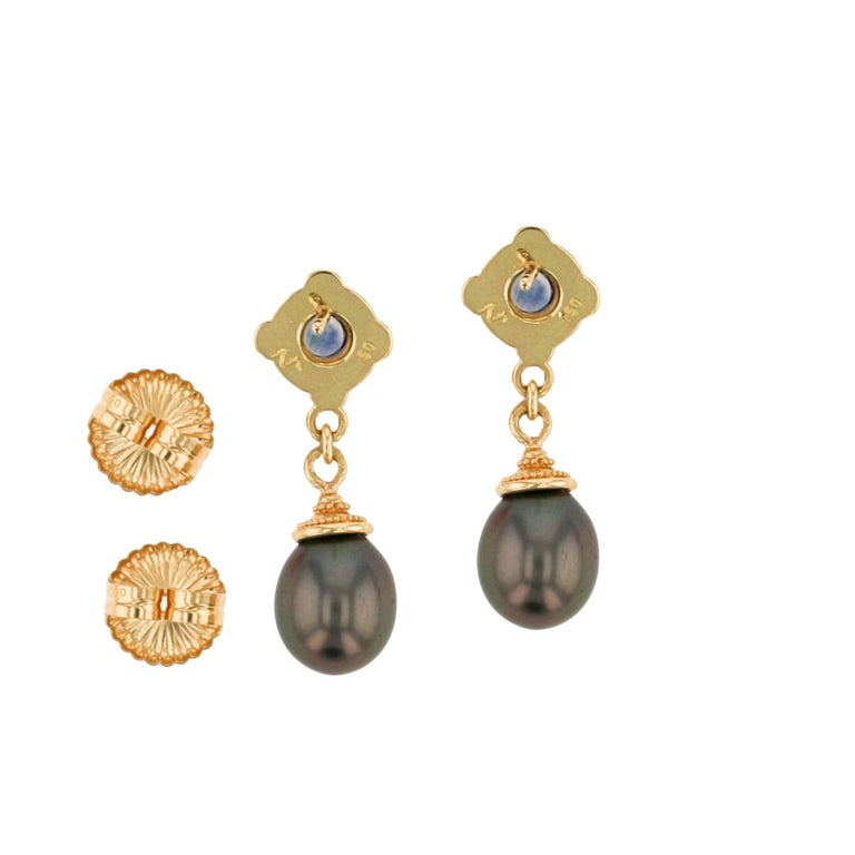 Kent Raible 18 Karat Gold Blue Sapphire and Black Pearl Dangle Earrings In New Condition For Sale In Mossrock, WA