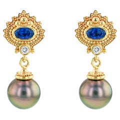 Kent Raible Boucles d'oreilles en or 18 carats avec granulation de saphirs bleus, diamants et perles noires