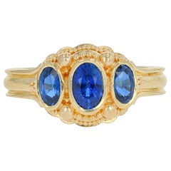 Kent Bague Raible à trois pierres en or 18 carats avec saphir bleu et granulation fine