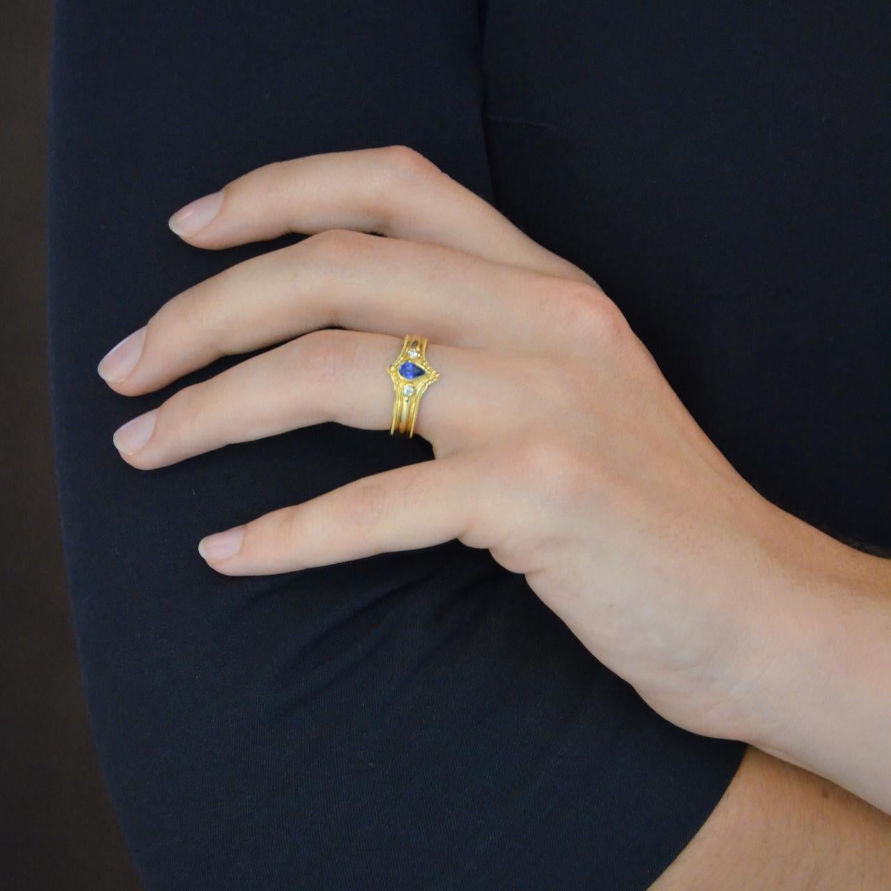 Cette bague classique du Kent Raible est ornée d'un magnifique saphir de Ceylan en forme de poire, rehaussé de diamants, et d'une fine granulation d'or 18 carats.

Saphir de Ceylan .37ct 3/5 poire
Diamants .05ct 2x/.8
6,7 grammes d'or 18