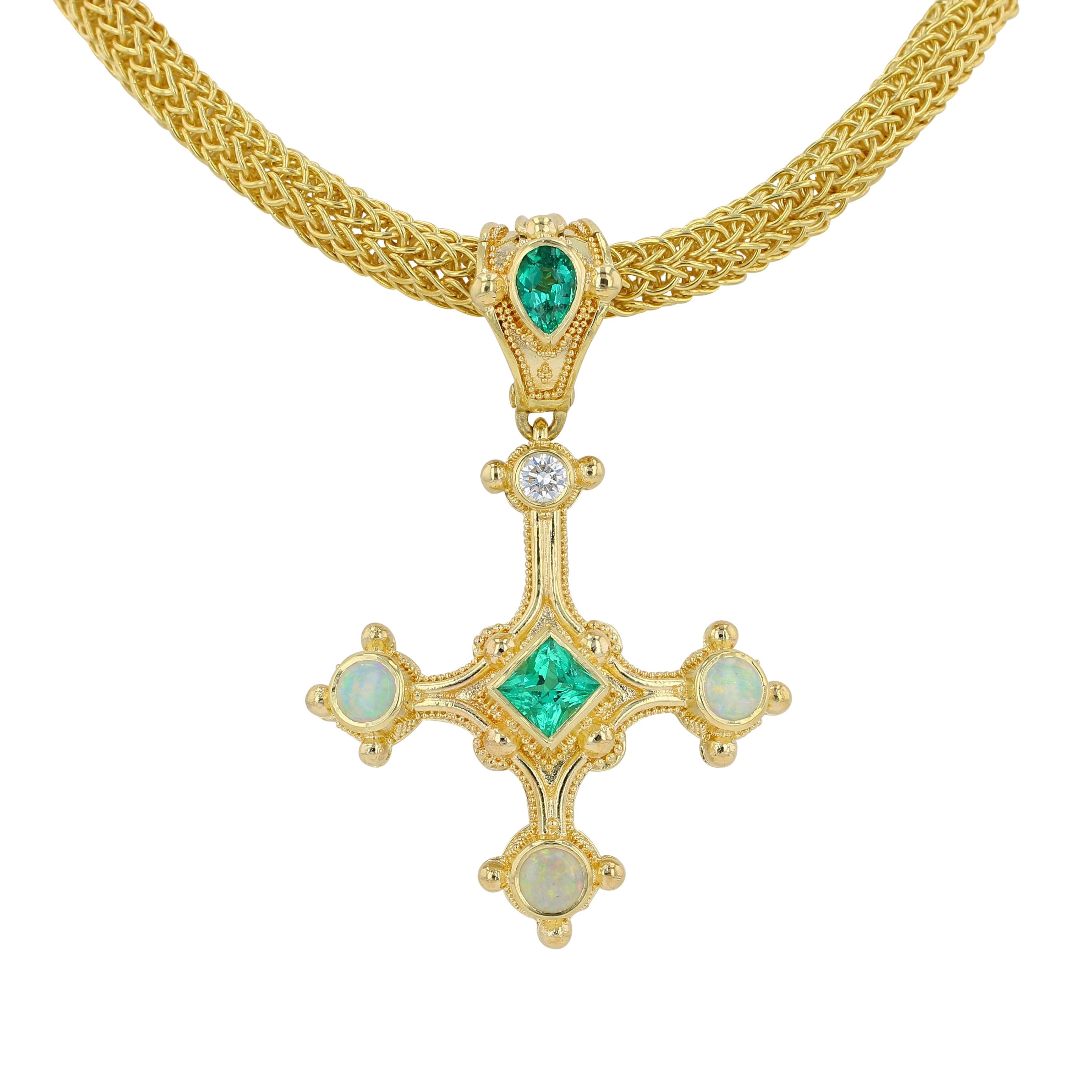 Artisan Pendentif en forme de croix en or 18 carats Raible de Kent avec émeraude, opale, diamant et granulation en vente