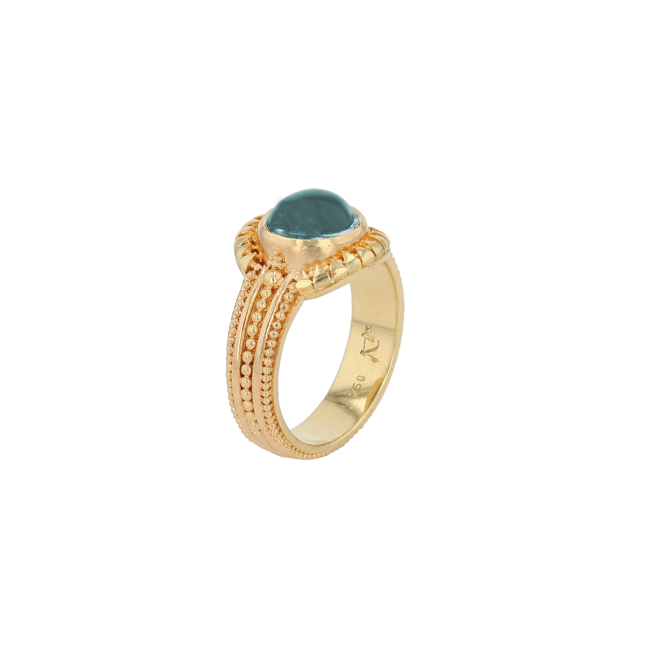 Bague en tourmaline indicolite de Kent Raible  célèbre cette gemme naturelle bleu-vert inhabituelle avec un motif de début d'éclatement entourant la pierre précieuse. Des détails de granulation et un travail de fil de fer complexe complètent la