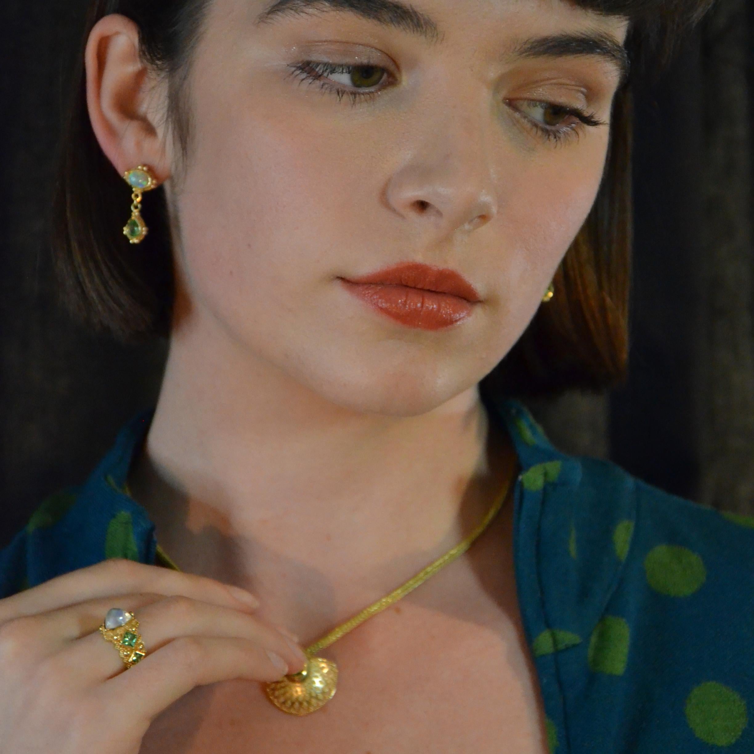 Kent Raible Ring aus 18 Karat Gold mit Mondstein und grünem Granat und feiner Granulation für Damen oder Herren im Angebot