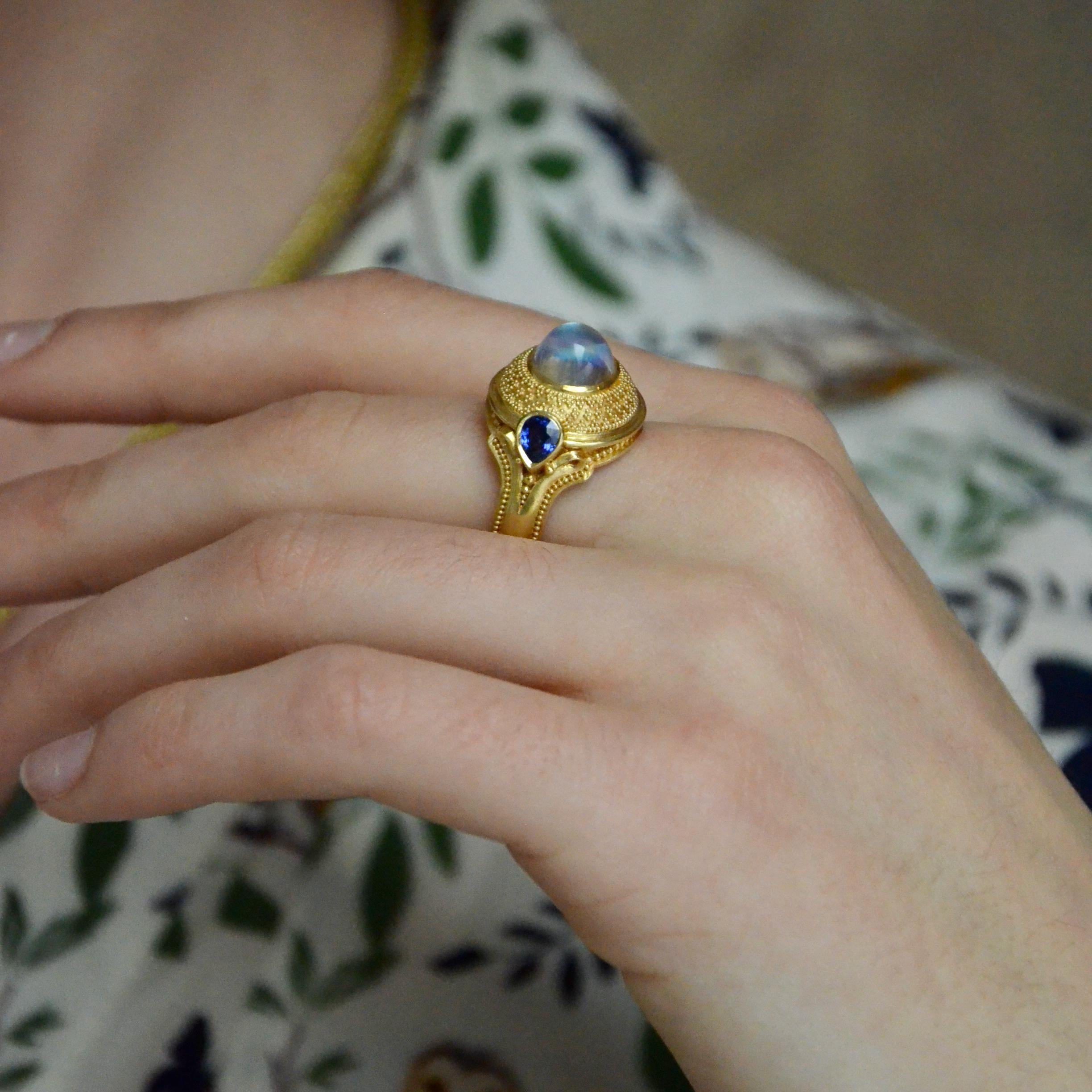 Taille mixte Kent Bague dôme Raible en or 18 carats avec pierre de lune arc-en-ciel et saphir bleu en vente