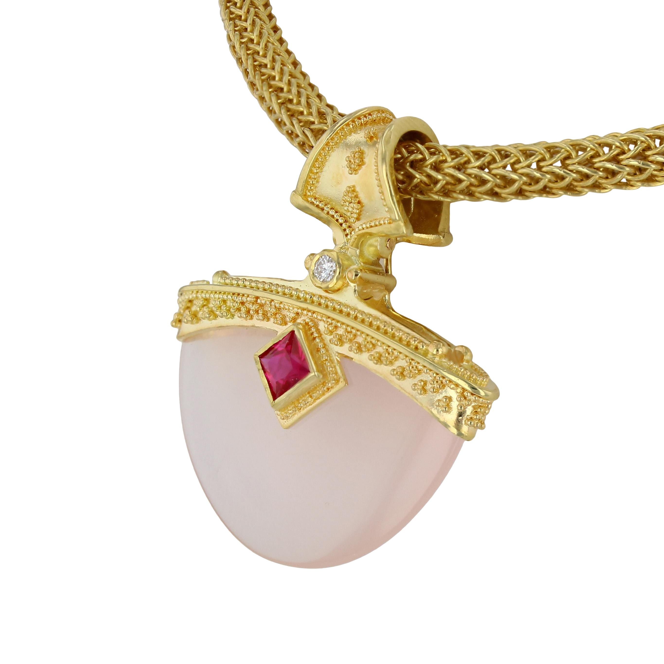 Die jüngste Ergänzung der limitierten Studio Collection'S von Kent Raible ist die Arc Pendelleuchte mit ihren schönen, fließenden Linien. Von den spitz zulaufenden Linien der Granulation bis zum elegant geformten Ballen sind die Proportionen dieses