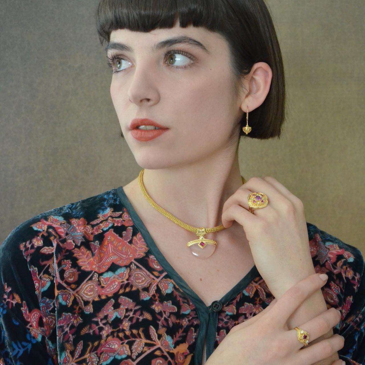 Anhänger aus 18 Karat Gold mit Rubin, Rosenquarz und Diamanten von Kent Raible (Kunsthandwerker*in)