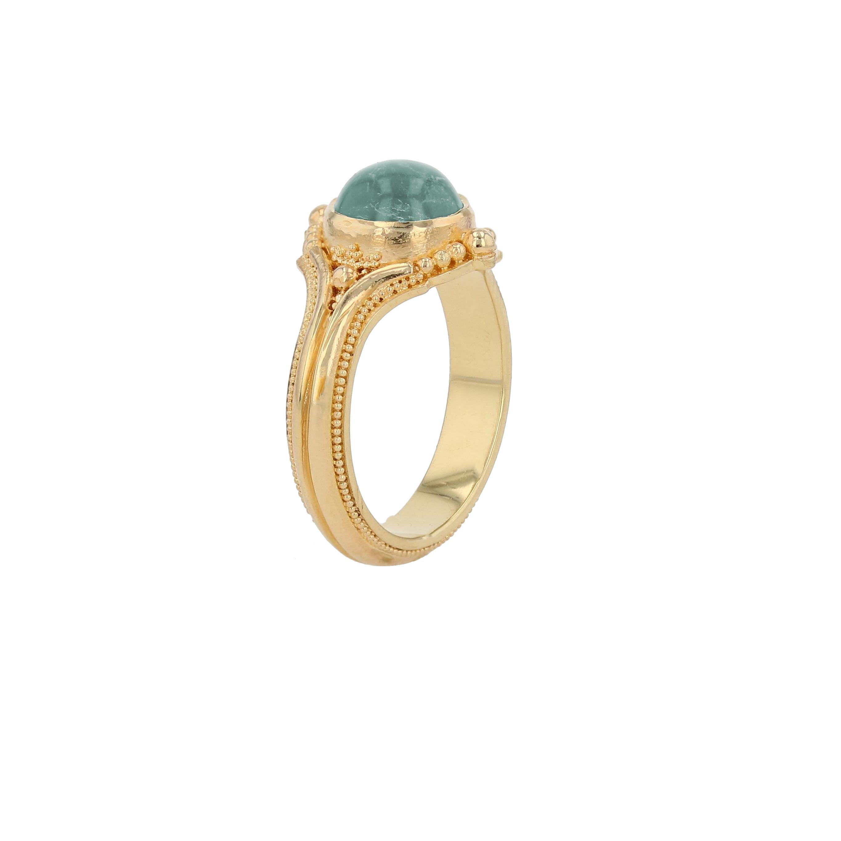 L'anello unico di Kent Raible presenta un'incantevole tormalina Seafoam perfettamente incorniciata nell'elegante design e nella fine granulazione di Raible.

Tormalina Seafoam 3,16ct 8,4mm rd
7,0 grammi di oro 18 carati
Taglia 7 1/4

A differenza di